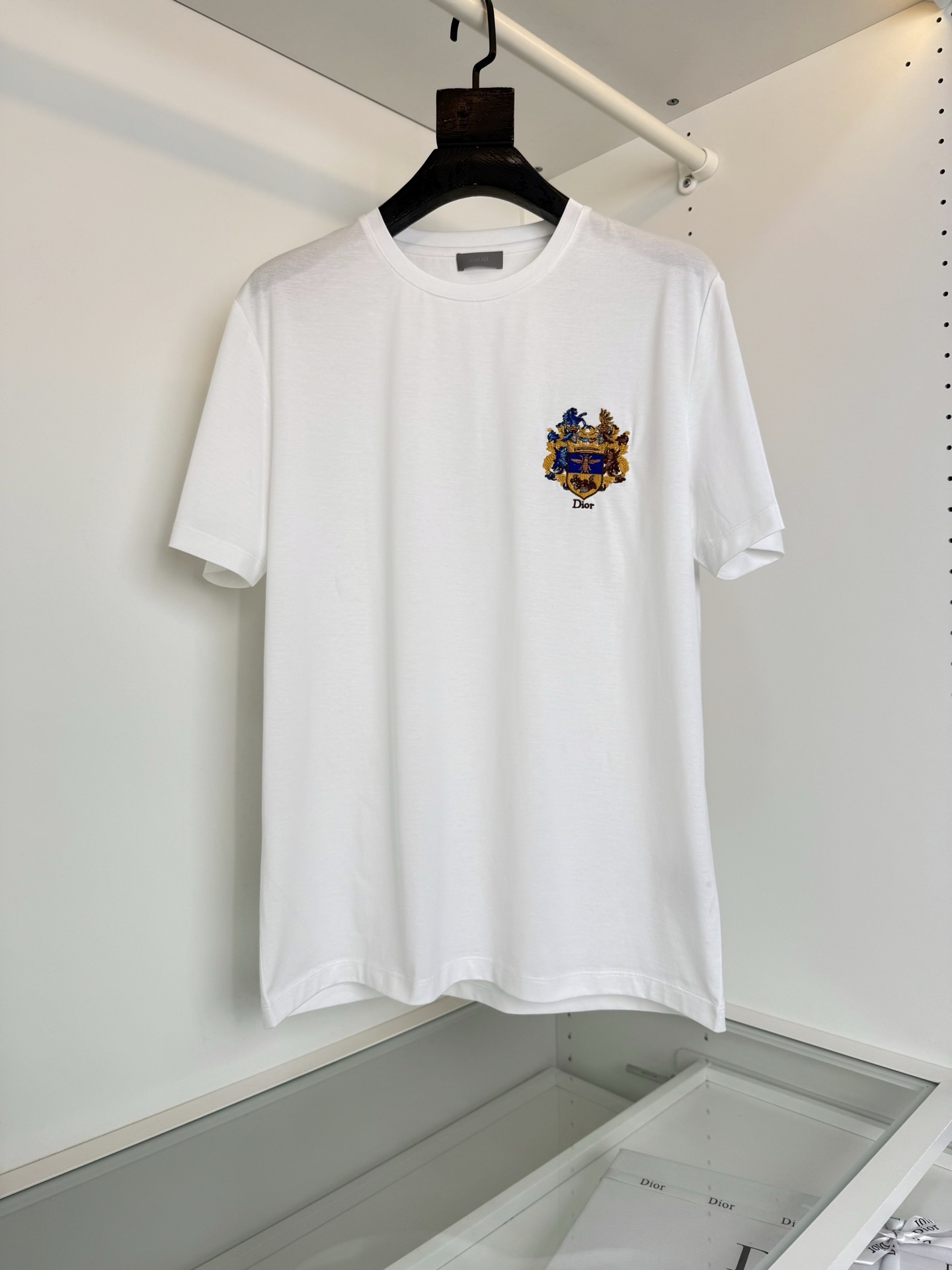 NO:820922,DI*R Dior 2026 summer latest!  The cabinet is on sale. New theme Blason pattern embroidery men's short-sleeved T-shirt. Blason pattern embroidery design, the gorgeous coat of arms carefully designed by Jonathan Anderson reinterprets the Di*r logo. Fashionable and bright. Basic embroidery model focuses on details. It is presented using multi-color thousands-needle embroidery technology. Imported Behringer embroidery machine embroidery. Master craftsman with more than ten years of plate making. Every stitch is very delicate. Look at the details. The pattern is fine and textured.  Fitted tailoring. The fabric is made of mercerized cotton. The surface of the fabric has a warm luster. It is skin-friendly and breathable and has a good sense of stiffness. Color Black White Size M-319860909DI*R迪*奥 2026夏季最新！柜在售 新主题 Blason 图案刺绣男士短袖T恤衫 Blason 图案刺绣设计,乔纳森·安德森 (Jonathan Anderson) 精心设计的华丽盾形纹章焕新演绎 Di*r 标识.时尚而有亮点 基础刺绣款 重在细节的处理 采用多色万针刺绣工艺来呈现 进口百灵达绣花机刺绣.十几年的老师傅 制版 一针一线非常精致 看细节 图案精细而显质感 合体的剪裁 面料采用丝光棉材质 面料表面有着温润的光泽 亲肤透气的同时又有很好的挺括感 颜色 黑色 白色 码数M-3XL 试穿172-148穿L码合适,迪奥-服装,dior,T-shirt,tees，t-shirt,,Women's clothing