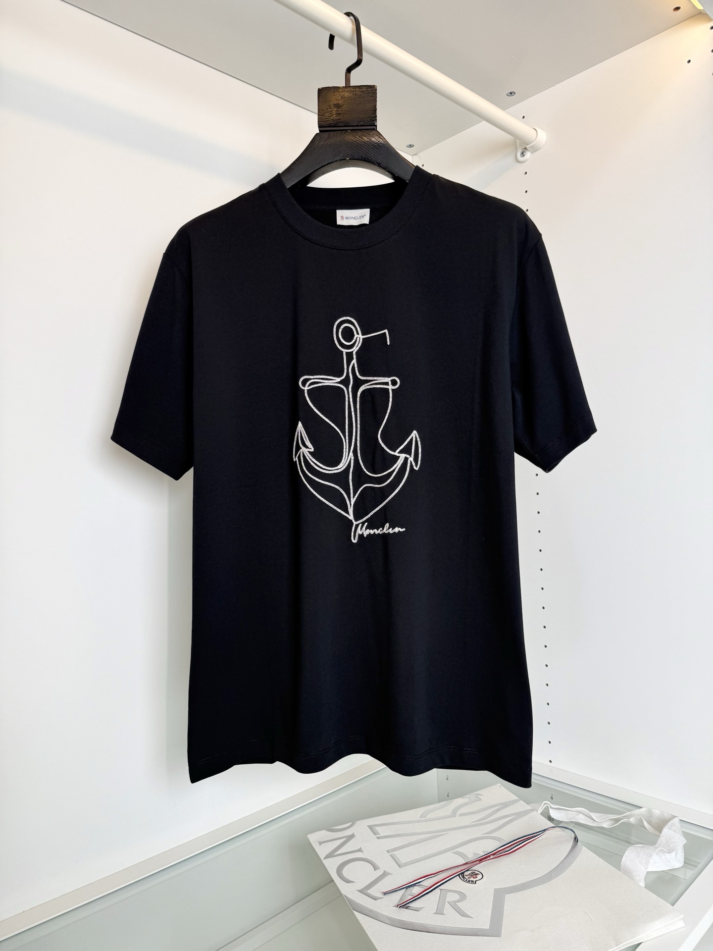 NO:822066,The highest version on the market, the girl inspects the goods, trims the three marks on the threads, and ships the goods. You can send pictures and videos. If you want quality and service, add me on WeChat. We will not accept urgent orders. MON**ER 2026 Spring and Summer is in the latest Anchor pattern themed embroidery men's casual T-shirt is reminiscent of the seaside vacation time in the warm season. The design of the anchor is presented with precise embroidery. Imported Behringer embroidery machine embroidery. The embroidery details are exquisite and highlight the texture of the details.  Fitted tailoring. The upper body is fashionable and bright. Knitted threaded neckline is not easy to deform. The fabric is made of high-count pure cotton. It is comfortable and breathable. The upper body is crisp and stylish. Full order. [Color] Black Beige [Number of yards] M-319860909市面最高版本小妹验货、修剪线头上三标、发货可发图及拍视频,要品质要服务的加我微信,不接急单. 蒙**口MON**ER 2026春夏 柜在最新 船锚图案主题刺绣男士休闲T恤衫 令人联想起温暖季节的海边度假时光 船锚的设计 以精密的刺绣来呈现 进口百灵达绣花机刺绣 刺绣细节精致而凸显细节质感 合体的剪裁 上身时尚而有亮点 针织螺纹领口 不易变形 面料采用高支纯棉材质 舒适 透气 上身挺括有型 全品相的订单【颜色】黑色 米白色【码数】M-3XL 试穿172-148穿L码合适,蒙口-服装,Moncler,tees，t-shirt,,Women's clothing