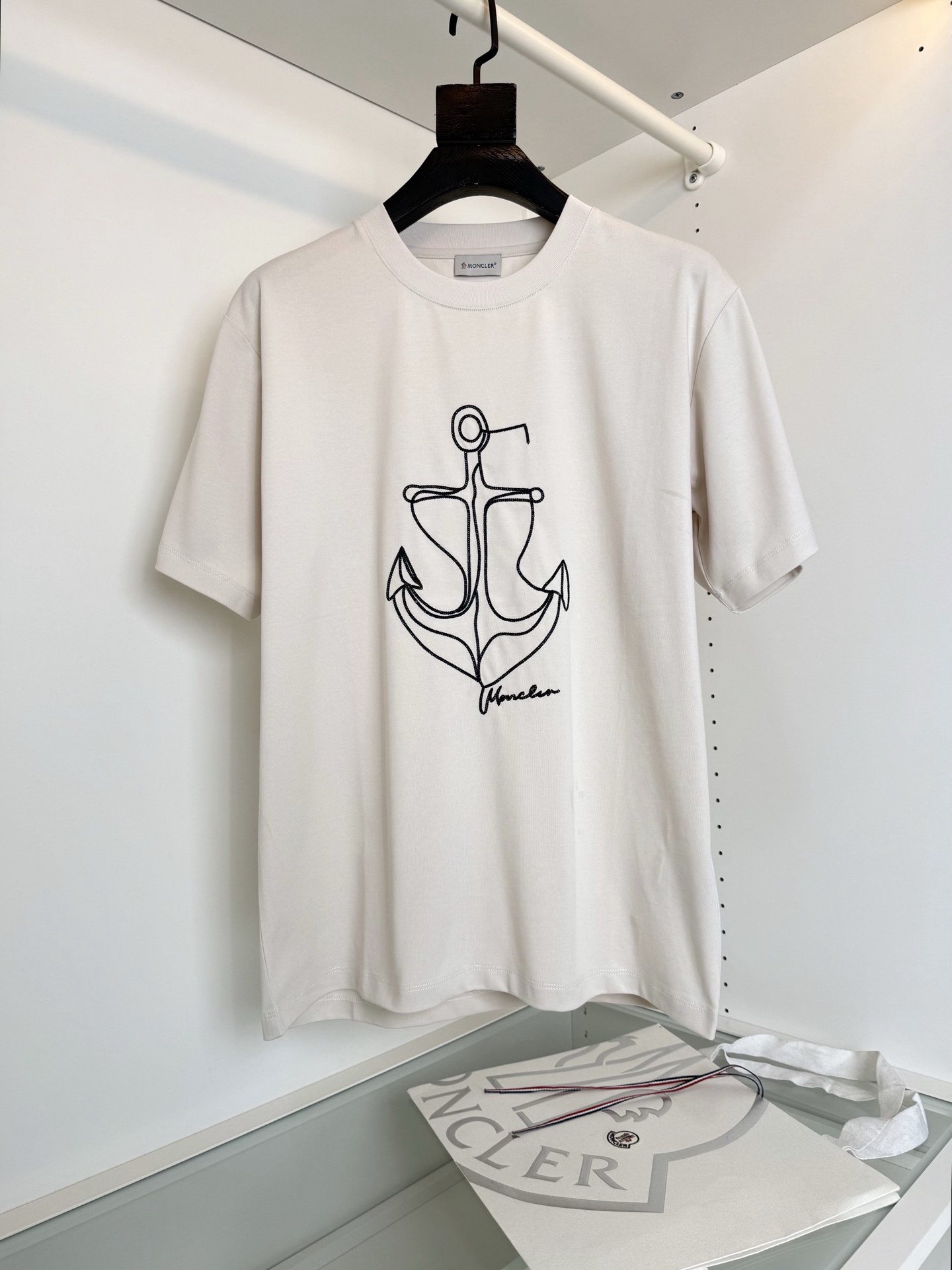 NO:820918,MON**ER 2026 Spring and Summer has the latest men's casual T-shirt with anchor pattern theme embroidery, which is reminiscent of the seaside vacation time in the warm season. The design of the anchor is presented with precise embroidery. Imported Behringer embroidery machine embroidery. The embroidery details are exquisite and highlight the texture of the details. The tailoring of the upper body is fashionable and bright. The knitted threaded neckline is not easy to deform. The fabric is made of high-count pure cotton. It is comfortable, breathable, and the upper body is crisp and stylish.  Full order, color, black, off-white, size M-3XL, try on size 172-148, suitable for size L, muzzle-clothing, Moncler, tees, t-shirt,19860909蒙**口MON**ER 2026春夏 柜在最新 船锚图案主题刺绣男士休闲T恤衫 令人联想起温暖季节的海边度假时光 船锚的设计 以精密的刺绣来呈现 进口百灵达绣花机刺绣 刺绣细节精致而凸显细节质感 合体的剪裁 上身时尚而有亮点 针织螺纹领口 不易变形 面料采用高支纯棉材质 舒适 透气 上身挺括有型 全品相的订单 颜色 黑色 米白色 码数M-3XL 试穿172-148穿L码合适,蒙口-服装,Moncler,tees，t-shirt,,Women's clothing