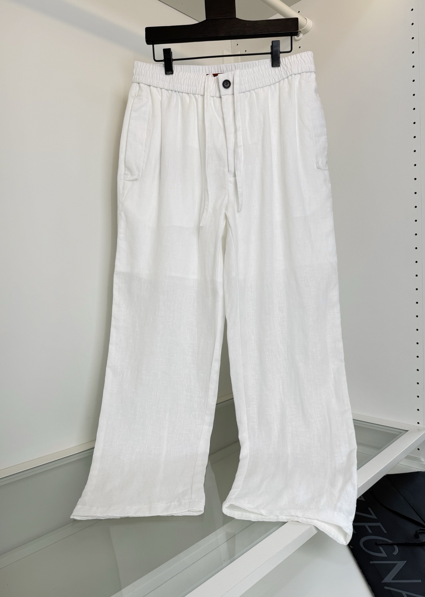 NO:827006,ZE*NA 2026 Summer Recommended by old money and new money!  Lazy and casual AII Linen linen elastic waist straight casual pants. Practical wear in spring and summer. Lightweight linen casual pants. The natural texture of the upper body has a lazy and elegant temperament. It is suitable for both business and leisure. The elastic waist is loose and volumetric and the drawstring inside the waist creates a balanced elegance in contrast. Slip pockets on both sides. Embellishment of the back pocket lines. LOGO embroidery highlights the details. Cow. All hardware accessories are made of imported linen material.  After tight weaving processing, it shows the original natural feeling and texture of linen. It is pure and natural. The surface has a warm luster. It highlights the sense of quality. The upper body is comfortable and breathable. It absorbs moisture and wicks away moisture. It becomes softer with washing. It has the characteristics of charm with time. It can be matched with business and leisure. Highly recommended for spring and summer. Color: Black, Mocha, White. Size: M-3XL. Try on 172-148 for L, suitable for men.19860909ZE*NA杰*亚2026夏季 老钱新贵推荐！ 慵懒随意 AII Linen亚麻松紧腰直筒休闲裤 春夏实穿 轻盈的亚麻休闲裤 天然肌理上身很有慵懒的典雅气质 商务休闲都实穿的一款 .松紧腰部宽松量感与腰部内抽绳,在对比中营造平衡的优雅.两侧插袋 后口袋线条的点缀 LOGO刺绣凸显细节亮点 牛 五金辅料全品相面料采用进口全亚麻材质 经过紧密的编织加工,呈现出麻料本来的自然感和纹理感 纯粹自然 表面有温润的光泽感 凸显品质感的同时 上身 舒适透气 吸湿排汗 越洗越柔软 越穿越有韵味的特点 商务休闲都能很好搭配一款 春夏强烈推荐 颜色 黑色 摩卡色 白色 码数M-3XL 试穿172-148穿L合适,男装,,Women's clothing