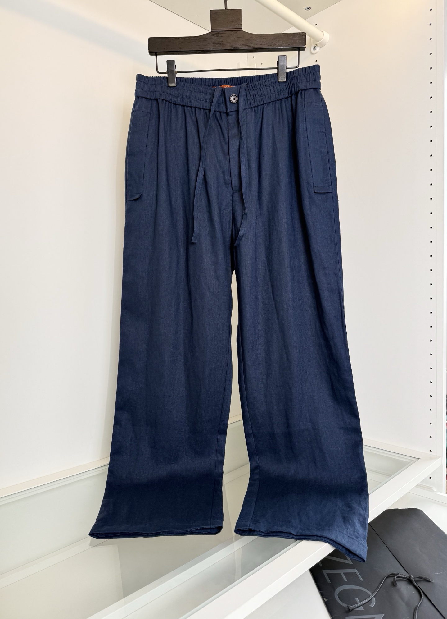 NO:822084,The highest version on the market, the girl will inspect the goods, trim the three marks on the threads, and deliver the goods. You can post pictures and take videos. If you want quality or service, please add me on WeChat. We will not accept urgent orders. ZE*NA Jie*A 2026 Summer Recommended by old money and new money!  Lazy and casual AII Linen linen elastic waist straight casual pants. Practical wear in spring and summer. Lightweight linen casual pants. The natural texture of the upper body has a lazy and elegant temperament. It is suitable for both business and leisure. The elastic waist is loose and volumetric and the drawstring inside the waist creates a balanced elegance in contrast. Slip pockets on both sides. Embellishment of the back pocket lines. LOGO embroidery highlights the details. Cow. All hardware accessories are made of imported linen material.  After tight weaving processing, it shows the original natural feeling and texture of linen. It is pure and natural. The surface has a warm luster. It highlights the sense of quality. The upper body is comfortable and breathable. Moisture wicking. The softer the more you wash it. The more you wear it, the more timeless it becomes. It is a good match for business and leisure. Highly recommended for spring and summer. Color Black Mocha White Size M-3XL Try on 172-148 for L, suitable for women's clothing.19860909市面最高版本小妹验货、修剪线头上三标、发货可发图及拍视频,要品质要服务的加我微信,不接急单. ZE*NA杰*亚2026夏季 老钱新贵推荐！ 慵懒随意 AII Linen亚麻松紧腰直筒休闲裤 春夏实穿 轻盈的亚麻休闲裤 天然肌理上身很有慵懒的典雅气质 商务休闲都实穿的一款 .松紧腰部宽松量感与腰部内抽绳,在对比中营造平衡的优雅.两侧插袋 后口袋线条的点缀 LOGO刺绣凸显细节亮点 牛 五金辅料全品相面料采用进口全亚麻材质 经过紧密的编织加工,呈现出麻料本来的自然感和纹理感 纯粹自然 表面有温润的光泽感 凸显品质感的同时 上身 舒适透气 吸湿排汗 越洗越柔软 越穿越有韵味的特点 商务休闲都能很好搭配一款 春夏强烈推荐 颜色 黑色 摩卡色 白色 码数M-3XL 试穿172-148穿L合适,女装,,Women's clothing