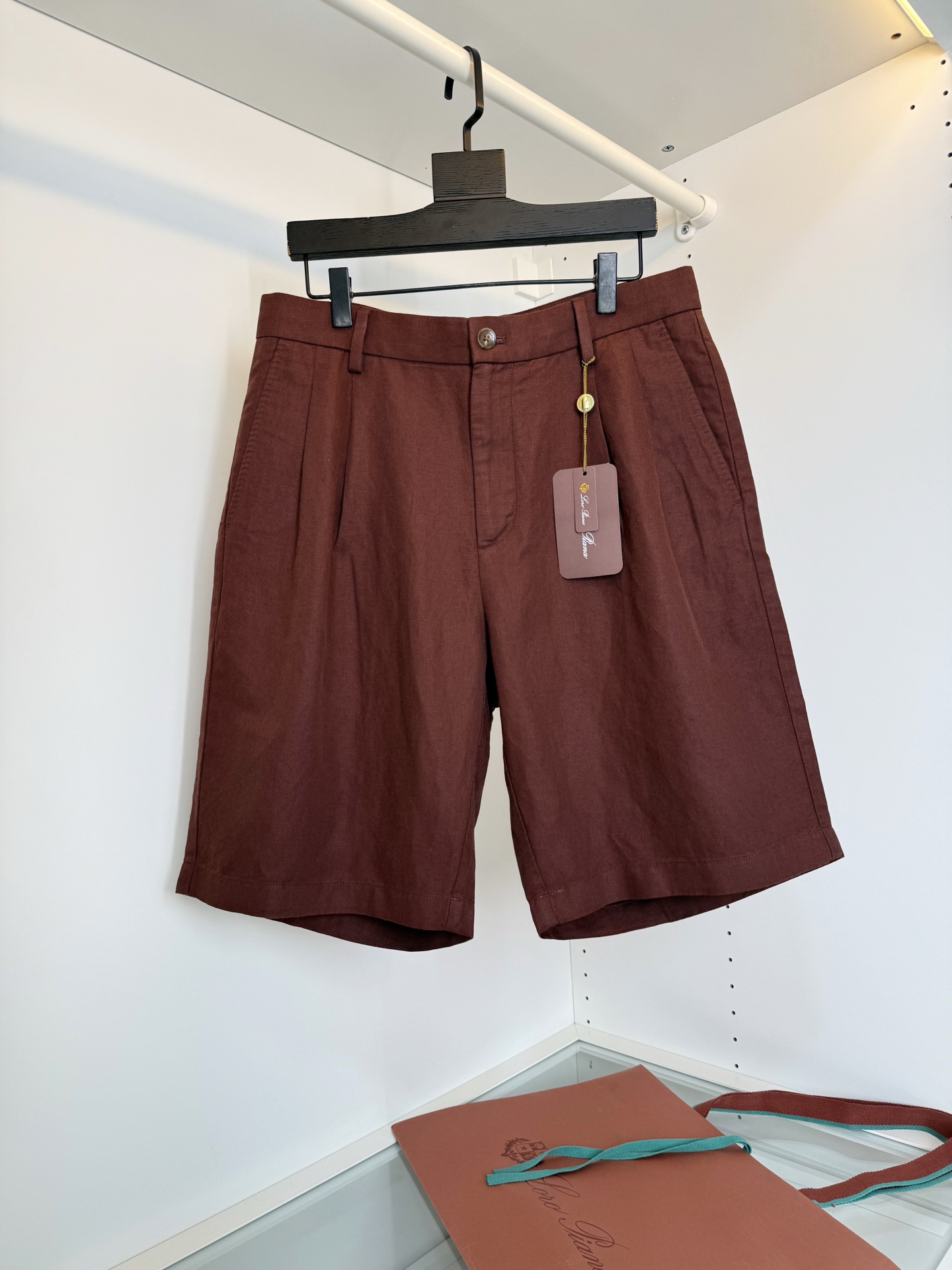 NO:822030,The highest version of the girl on the market will inspect the goods, trim the three marks on the threads, and ship the goods. If you want quality and service, please add me on WeChat. We will not accept urgent orders. Lo*ro The highest version of the girl on the market will inspect the goods, trim the three marks on the threads, and ship the goods. If you want quality and service, please add me on WeChat. We will not accept urgent orders. Pi*na Nuo u Pian Ya 2026 Spring and Summer Classic hot style!  !  Quality control recommended!  Random comparison in the shopping mall. Light business travel series. Men's linen blended casual trousers. Classic style every year. Practical and versatile, can be matched well with business and leisure. Elegant temperament on the upper body. Fitted silhouette design. Built-in waistband. Zipper placket. Slip pockets on both sides. Produced by first-line OEM. Seemingly simple design. The interior details reflect the craftsman's delicate arc stitching. Highlighted details. Full-quality hardware and accessories. Brand materials. Selection of natural long-staple cotton blended linen material. Gold ratio.  Greatly improved wearing comfort, the surface has a natural linen texture, is naturally orderly, and restores the original natural style. It feels dry, stylish, flexible and tight without losing micro-elasticity. The upper body feels refreshing but not stuffy. The upper body feels expensive at a glance. Color Moon black blue, bright white, olive green, maple leaf brown. Size 30-38, 35. Try on 172-148, wear 32, suitable, women's clothing, gold,19860909市面最高版本小妹验货、修剪线头上三标、发货可发图及拍视频,要品质要服务的加我微信,不接急单. Lo*ro 市面最高版本小妹验货、修剪线头上三标、发货可发图及拍视频,要品质要服务的加我微信,不接急单.Pi*na诺 u翩雅2026春夏 经典爆款！！品质控推荐！商场随意对比 轻商旅系列 男士亚麻混纺休闲五分裤 年年经典款式 实穿百搭商务休闲都很能很好的搭配 上身典雅气质.合体的廓形设计 内置腰头 拉链门襟 两侧插袋 一线代工出品 看似简约设计 内里细节处处体现工匠细腻拱针走线 凸显细节 全品相的五金辅料 品牌料 甄选天然长绒棉混纺亚麻材质 黄金的配比 大大提成的穿着的舒适性表面自然亚麻肌理感 自然有序 还原的原汁原味的天然风格 手感干爽有型柔韧紧致不失微弹性 上身体感 清爽而不闷热上身一眼贵品质感 颜色 月黑蓝 皎白色 橄榄绿 枫叶棕 码数30-38 有35 试穿172-148穿32合适,女装,gold,,Women's clothing