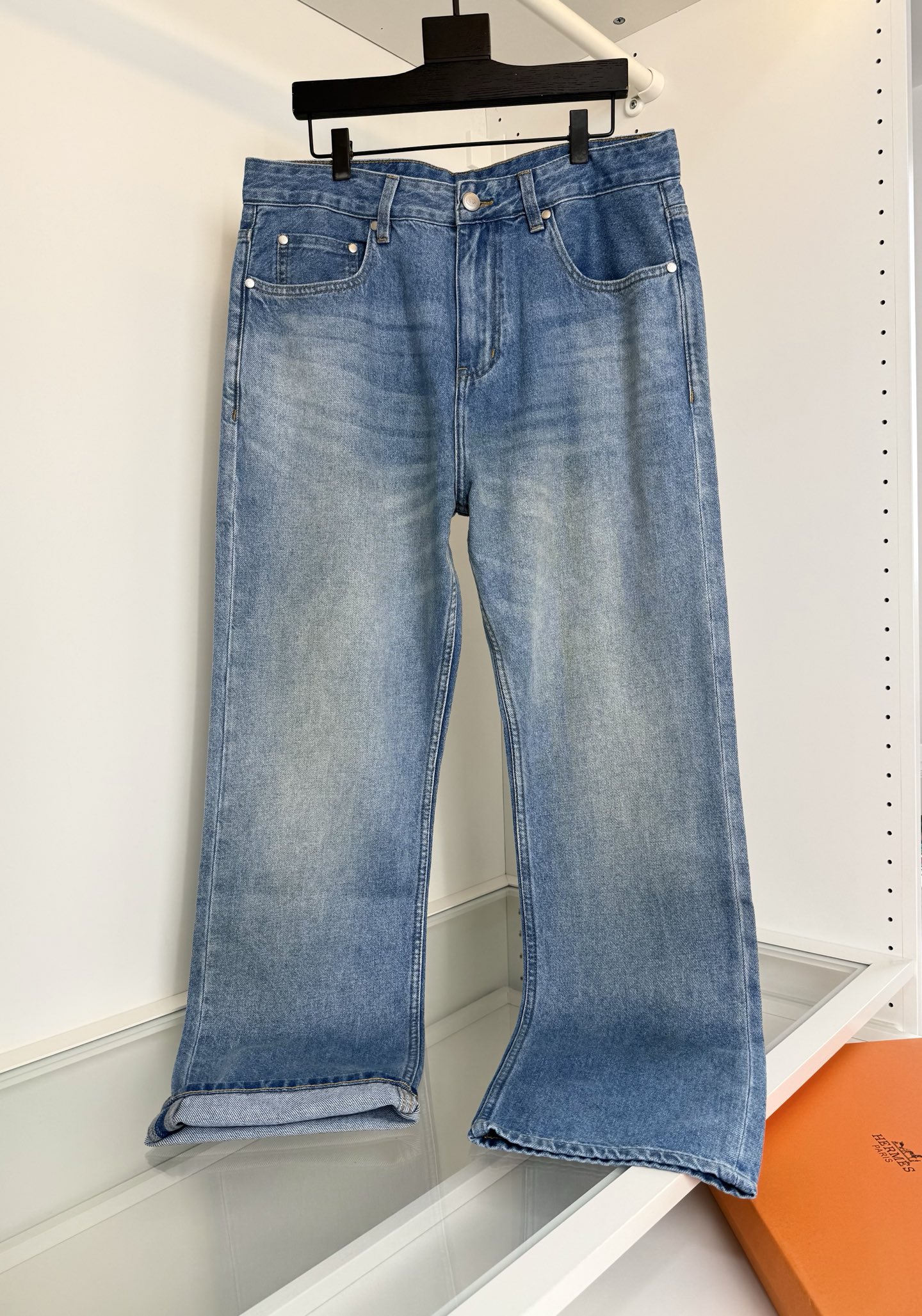 NO:822061,The highest version on the market, the girl will inspect the goods, trim the three marks on the threads, and ship the goods. You can post pictures and take videos. If you want quality or service, please add me on WeChat. We will not accept urgent orders. He*mès 2026 Spring and Summer Slightly Loose Straight Fit Annual Classic Style Five-Pocket Straight Fit Commuting Business Jeans!  Simplicity is not simple. It symbolizes comfort and elegance!  !  Full of tone. Super stylish, simple design, it can completely settle the impetuousness in men's hearts, adding that unique fashion charm, straight version, embroidered logo on the back pocket, highlighting the brand fabric. The upper body is made of denim. It is comfortable, skin-friendly, and has a certain amount of elasticity. It has no sense of restraint and has a good stiff shape at the same time. Color: blue, code number 30-38, 35  172-148 wears size 32, Hermès-clothing,hermes,jeans,19860909市面最高版本小妹验货、修剪线头上三标、发货可发图及拍视频,要品质要服务的加我微信,不接急单.爱*仕(He*mès) 2026春夏 微宽松直筒版型 年年经典款式 五袋款直筒版通勤商务牛仔裤！简约不简单.象征着舒适、优雅！！十足腔调.超有型,简约的设计,它可以将男人心中那种浮躁彻底沉淀,增添那种独特的时尚魅力,直筒的版型 后口袋标志刺绣点缀 凸显品牌面料采用牛仔料 上身 舒适 亲肤 又有一定的弹力 毫无束缚感的同时 又有很好的挺括型感 颜色 蓝色 码数30-38有35 172-148穿32码合适,爱马仕-服装,hermes,jeans,,Women's clothing