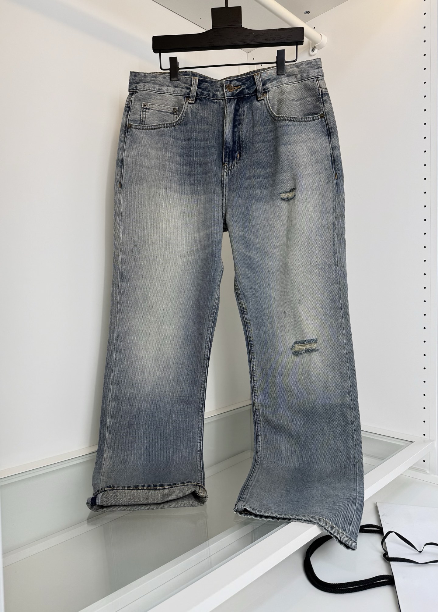 NO:822055,The highest version on the market, the girl inspects the goods, trims the three marks on the threads, and delivers pictures and videos. If you want quality and service, please add me on WeChat. We will not accept urgent orders. DG Duggar*na Loose Straight Leg 2026 Spring Retro Gray Wash Men's straight jeans, recommended if you like jeans. Washed color. The size is just right, classic straight style. Designed with a back pocket logo plate combined with retro leather brand embellishment. Straight cut  It is in line with men's favorite color, and the natural and environmentally friendly washed gray is fashionable and elegant. It highlights the uninhibited and wild side of denim, and also demonstrates the charm of its own craftsmanship, with a strong sense of quality!  Denim cotton, thickness for spring and summer, comfortable, breathable and skinny, hardware accessories, complete appearance, color, picture color, size 30-38 (there are 35), try on 172-148, wear 32, suitable, Dolce & Gabbana-clothing, Dolce&Gabbana, jeans,19860909市面最高版本小妹验货、修剪线头上三标、发货可发图及拍视频,要品质要服务的加我微信,不接急单. DG杜嘉*纳 宽松直筒 2026春季 复古灰色水洗 男士直筒牛仔裤,喜欢牛仔裤推荐 水洗的颜色 尺度把握的刚刚好、经典直筒款式 设计上 采用后口袋标志铭牌结合复古皮牌点缀 直筒的剪裁 符合男性最为心头好的色调,天然环保的水洗灰,时尚而有腔调,,凸显了丹宁不羁与野性的一面,亦彰显了本身的工艺魅力,品质感极强！牛仔棉 春夏的厚度 舒适 透气 有骨感 五金辅料全品相 颜色 图片色尺码30-38（有35）试穿172-148穿32合适,杜嘉班纳-服装,Dolce&Gabbana,jeans,,Women's clothing