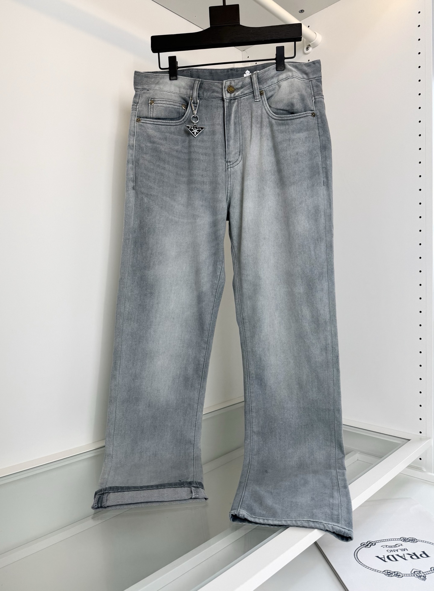 NO:822048,The highest version of the girl on the market will inspect the goods, trim the three marks on the threads, and ship the goods. If you want quality and service, please add me on WeChat. We will not accept urgent orders. The highest version of the girl on the market will inspect the goods, trim the three marks on the threads, and ship the goods. Please add me on WeChat and take videos. If you want quality and service, please add me on WeChat. We will not accept urgent orders. PRA*A PU*DA 2026 Spring and Summer Thin Retro Wash Classic Five-Pocket Men's Straight Jeans, a classic style every year  The embellishment of the latest leather brand's new logo is retro and emphasized. Natural and environmentally friendly washing is very bright. Fitted tailoring, all hardware accessories are in good condition. The fabric is selected from high-elastic denim fabrics. It is thin and thick for summer. It feels comfortable and soft but also has a good sense of stiffness. Color: light gray, light blue. Size 30-38, 35. Try on 172-148 to wear size 32, Prada-clothing, prada, prada, jeans,19860909市面最高版本小妹验货、修剪线头上三标、发货可发图及拍视频,要品质要服务的加我微信,不接急单.市面最高版本小妹验货、修剪线头上三标、发货可发图及拍视频,要品质要服务的加我微信,不接急单.PRA*A 普*达 2026春夏 薄款 复古水洗 经典五袋款 男士直筒牛仔裤 ,年年的经典款式 最新皮牌新标的点缀 复古而有强调感 天然环保的水洗 很有有亮点 合体的剪裁 ,五金辅料全品相 面料精选高弹牛仔面料 夏季薄款厚度 手感舒适柔软的同时 又能有很好的挺括感 颜色 浅灰色 浅蓝色 码数30-38 有35 试穿172-148穿32码合适,普拉达-服装,prada,prada,jeans,,Women's clothing