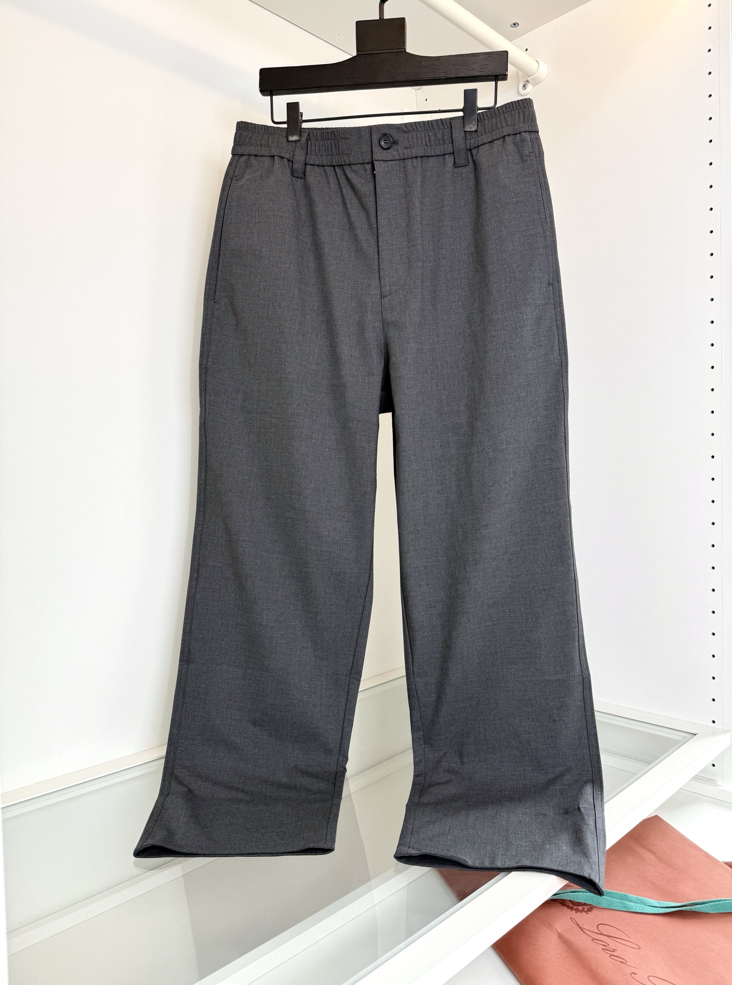 NO:822040,The highest version of the girl on the market will inspect the goods, trim the three marks on the threads, and ship the goods. If you want quality and service, please add me on WeChat. We will not accept urgent orders. Lo*ro The highest version of the girl on the market will inspect the goods, trim the three marks on the threads, and ship the goods. If you want quality and service, please add me on WeChat. We will not accept urgent orders. Pi*na Nuo u Pia Ya 2026 Spring and Summer classic hit!  The wardrobe must-have classic casual commuting slacks. No LOGO stacking design. Presented with fabric pattern and details. It is also a classic style for daily commuting. Daily commuting, leisure, vacation, comfortable, easy to match. Just the right fit and tailoring. It does not adjust the body shape. Perfectly modifies the leg shape. The upper body is neat and not draggy. It can easily match Italian relaxation and high-end sense. The whole product image. Hardware accessories. Customized wool. Modal. Polyester blended material. Weaving adopts precision weaving technology. The upper body is comfortable and not sweaty.  It is skin-friendly and breathable while also having a good sense of roominess. Full product picture. Order color. Black Gray. Size 48-56. Try on 172-148. Waist size 2 feet 5, suitable for 50. Women's clothing.19860909市面最高版本小妹验货、修剪线头上三标、发货可发图及拍视频,要品质要服务的加我微信,不接急单.Lo*ro 市面最高版本小妹验货、修剪线头上三标、发货可发图及拍视频,要品质要服务的加我微信,不接急单.Pi*na诺 u翩雅 2026春夏 经典爆款！衣橱必备经典款休闲通勤休闲裤 没有LOGO堆砌设计 以面料版型 细节来呈现 也是日常通勤的经典款式 平时通勤 休闲 度假 舒适 易搭配 恰到好处的合体剪裁 不调身型 完美修饰腿型 利落不拖沓上身轻松搭配意式松弛感与高级感 全品像 五金辅料 定制料羊毛 莫代尔 涤纶混纺材质 织造采用精密织造工艺 上身舒适不闷汗 亲肤透气 的同时 又有很好的挺阔感 全品相订单 颜色 黑色 灰色 码数48-56 试穿172-148腰围2尺5穿50合适,女装,,Women's clothing