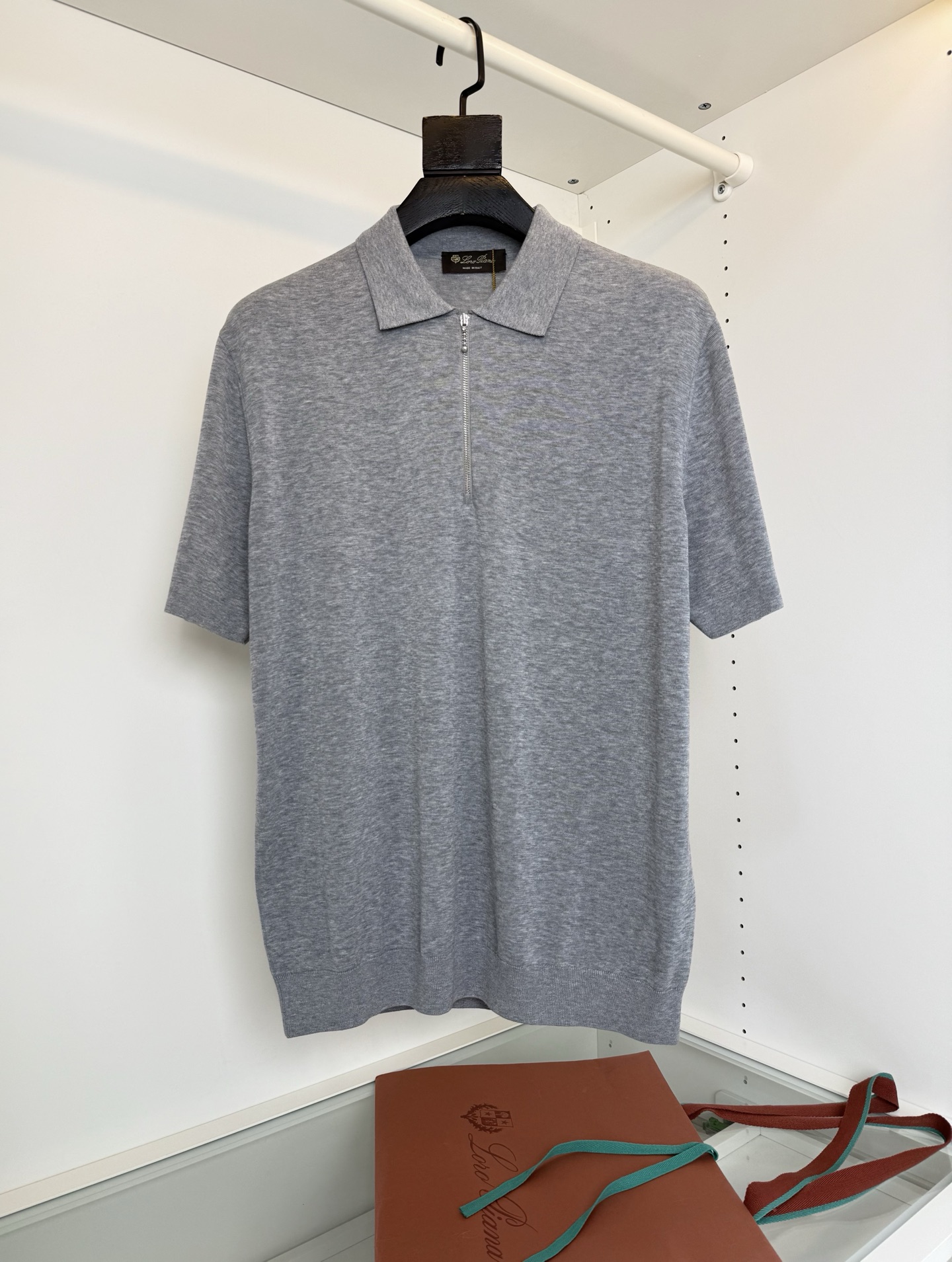 NO:827025,Lo*ro P*na Nuo u highly recommends if you like the old money style. Casual comparison in shopping malls. Zipper placket lapel short-sleeved POLO shirt without LOGO. The quality of the version is classic and versatile as a selling point. It breaks the conventional button design. This zipper placket visually gives a more high-end sense. Italian tailoring. Just the right loose circumference. The fit is not tight. It is very tolerant to the body shape. It can stretch in daily activities without a sense of restraint. The chest is fitted and the hem is slightly loose.  It is more tolerant to the figure and is comfortable on the upper body without any sense of restraint. A good knitted sweater paves the way for texture at every step from yarn to ready-made garments. Imported equipment. Double-sided four-flat stitching on the collar and cuffs has a good sense of stiffness. It is not easy to deform after long-term wear. It is not soft. The yarn is made of long-staple cotton. The fiber is slender and soft with few impurities. The fabric feels as soft and waxy as clouds and skin-friendly. It is not sweaty when worn in summer and does not stick to the body. It is dry and comfortable. Long fibers and good dyeing effect.  Good fit, good fabrics and good craftsmanship. It looks simple but can really give people an expensive texture. Color: dark brown, light floral gray. Size: M-319860909Lo*ro Pi*na诺 u翩雅喜欢老钱风的强烈推荐 商场随意对比 拉链门襟翻领短袖POLO衫 没有LOGO的堆砌 以版型品质 经典百搭作为卖点 打破纽扣式常规设计 这款采用拉链门襟视觉上更显高档高级感 意式剪裁 恰到好处的宽松围度 合身不紧绷 对身型有很好的包容性 日常活动舒展无束缚感 胸口合体下摆略微宽松剪裁 对身材的包容性更好 上身舒适而无束缚感 一件好的针织衫 从纱线到成衣 每一步都在为质感铺路 进口的设备 领口袖口双面四平针 有很好的挺括感 久穿不易变形 不软榻 纱线采用长绒棉 纤维细长柔软 杂质少 面料触感如云朵般软糯亲肤 夏季穿着不闷汗 不沾身 干爽舒适 纤维长 染色效果好 好版型 好面料 加上好的工艺 看似简约 确能给人一眼贵的质感 颜色 深棕咖 浅花灰 码数M-3XL试穿172-148穿L码合适（黑色 5月31到齐）,男装,T-shirt,,Women's clothing