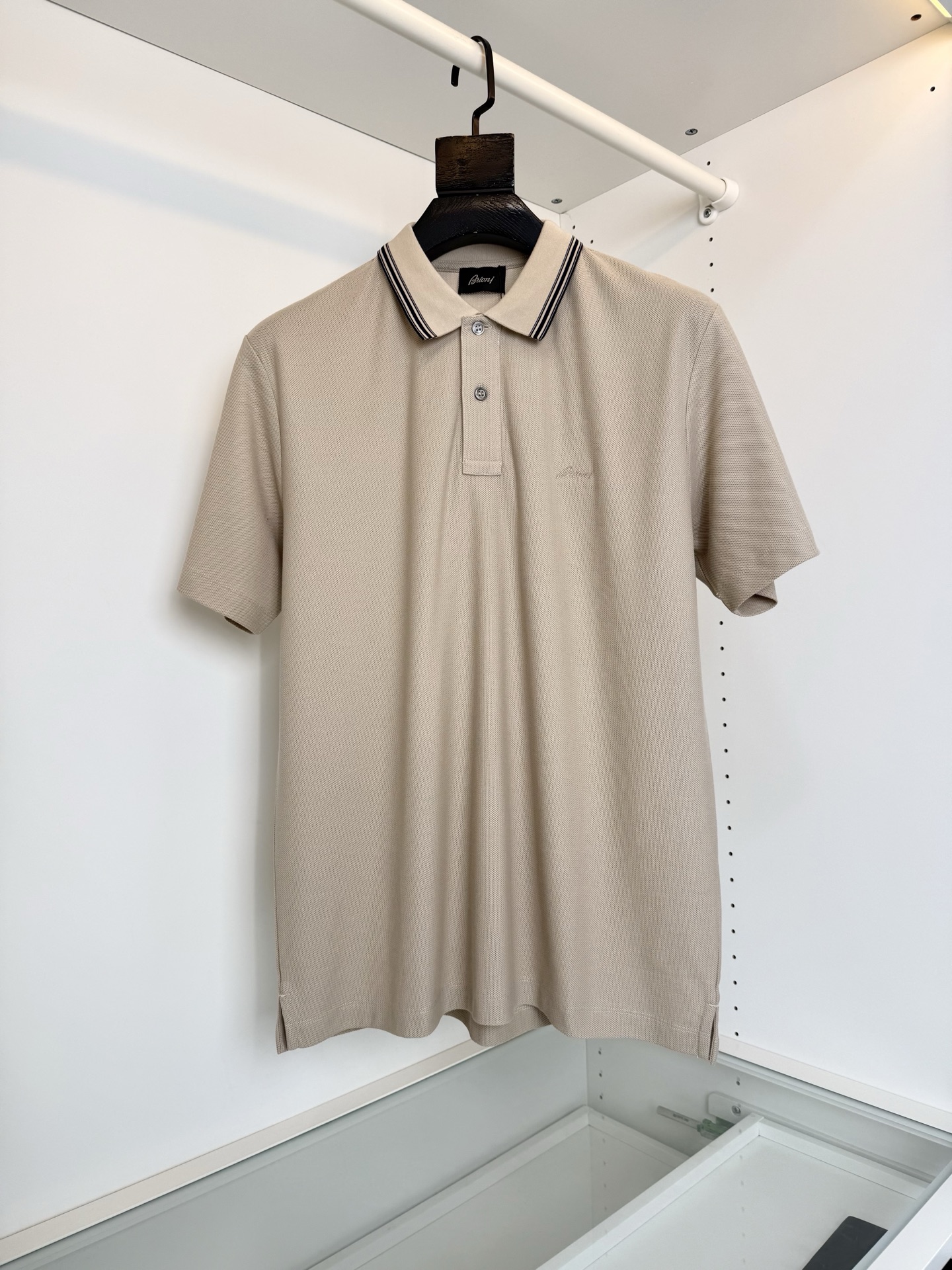 NO:827047,Brioni Brioni 2026 spring and summer annual classic business casual classic lapel short-sleeved T-shirt Two-button classic lapel design Contrast color edge embellishment on the collar The neckline adopts flat machine technology Stiff and not easy to soft-cover Annual classic style  Fine-grained pique fabric with a warm luster on the surface, skin-friendly, breathable, crisp and stylish, full product order, color, black, navy, blue, khaki, code number: M-219860909Brioni 布里奥尼 2026春夏 年年经典 商务休闲经典款翻领短袖T恤 两粒扣经典翻领的设计 领口撞色边际点缀 领口工艺采用扁机工艺 挺括不容易软榻 年年经典款式 上身很有腔调 让商务休闲中更加易于搭配 意式得剪裁 上半身合体 衣服下半身略微宽松 让穿着感 更加挺括有型的同时 对身型有更好的包容性 细纹珠地面料 表面有着温润的光泽感 亲肤 透气 挺括有型 全品相订单 颜色 黑色 藏青色 蓝色 卡其色码数M-2XL 试穿172-148穿L码合适,男装,T-shirt,tees，t-shirt,,Women's clothing