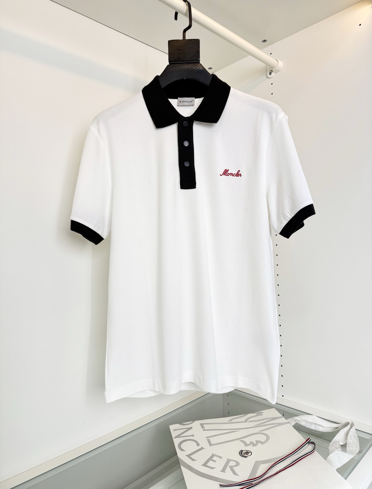 NO:827129,MON**ER 2026 spring and summer new style cabinets are on sale!  Full product order Casual short-sleeved Polo shirt. Young and fashionable contrasting collar and placket design. Combined with chest logo and armband embellishment. It is not exaggerated and can highlight the details. Fitted tailoring makes the whole body more detailed. Fitted version. The fabric is made of cotton pique. It is comfortable, skin-friendly, and breathable. It is practical for daily commuting and leisure. Highly recommended. Color White Size M-3XL  Try on 172-148 to wear L slim fit, mask-clothing, Moncler, T-shirt,19860909蒙**口MON**ER 2026春夏新款 柜在售！全品相订单 休闲短袖Polo衫 年轻时尚很有亮点的撞色领与门襟的设计 结合胸口标志LOGO 袖标点缀 不夸张的同时又能很好彰显细节亮点 合体的剪裁 让整体更具细节感 合体的版型,面料采用全棉珠地料,舒适,亲肤,透气好,平时通勤休闲都很实穿的一款 强烈推荐 颜色白色 码数 M-3XL 试穿172-148穿L修身,蒙口-服装,Moncler,T-shirt,,Women's clothing