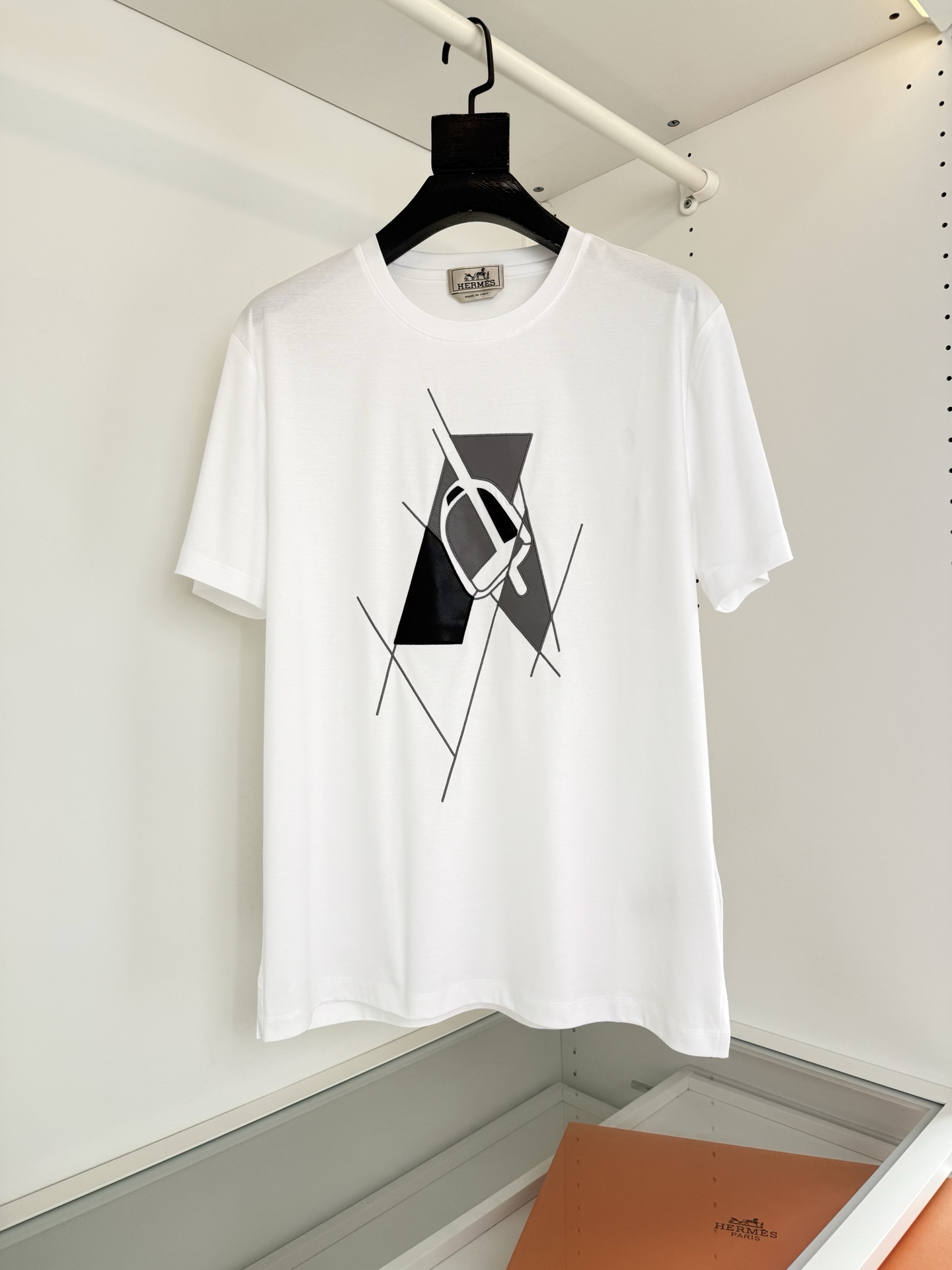 NO:827119,He*mès 2026 spring and summer new theme leather horseshoe buckle embroidery round neck short-sleeved T-shirt, using multi-color embroidery combined with leather craftsmanship to present the imported Behringer embroidery machine embroidery. The old master who has been making the pattern for more than ten years is very delicate. Look at the details. The pattern is fine and textured. Fitted tailoring. The hem is slit. The neckline fits the neck slightly, making the overall upper body more youthful and fashionable.  The fabric is made of mercerized cotton. The surface has a warm luster. It is skin-friendly, breathable and has a good sense of stiffness. Color Black Blue White Size M-319860909爱*仕(He*mès) 2026春夏 新主题拼皮马蹄扣刺绣圆领短袖T恤衫,采用多色万针刺绣结合拼皮的工艺来呈现 进口百灵达绣花机刺绣.十几年的老师傅 制版 一针一线非常精致 看细节 图案精细而显质感 合体的剪裁 下摆开叉 领口微微贴合颈部,让整体上身更显年轻时尚 , 面料采用丝光棉的材质 表面有着温润的光泽感 亲肤 透气 又有很好的挺括感 颜色 黑色 蓝色 白色 码数M-3XL 试穿172-148穿L修身感,爱马仕-服装,hermes,T-shirt,tees，t-shirt,,Women's clothing