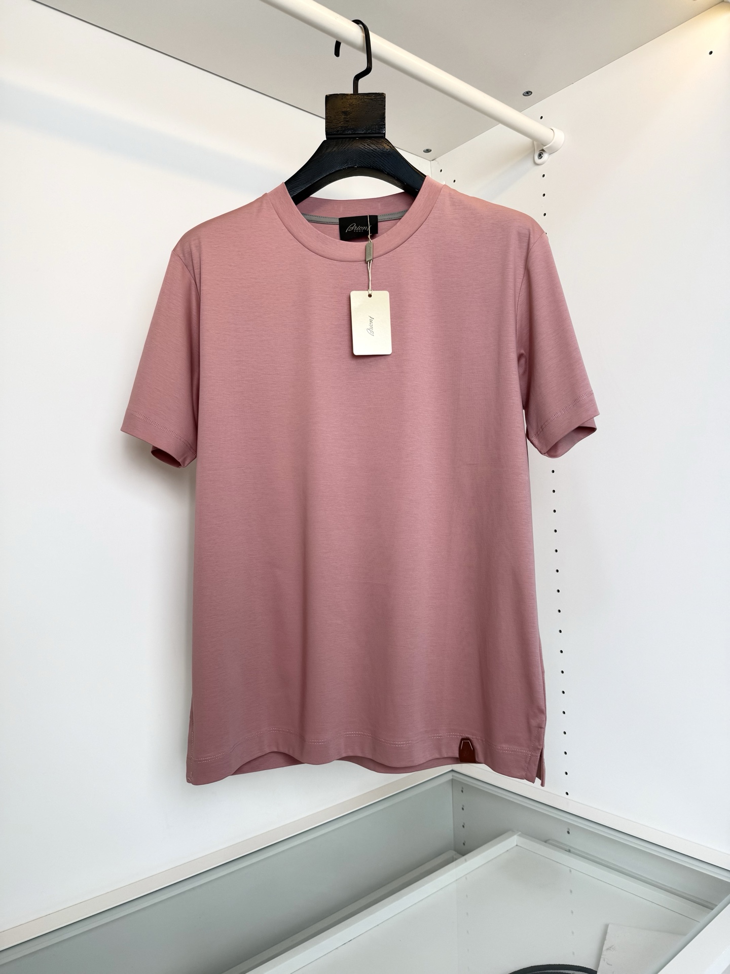 NO:827066,Brioni Brioni 2026 spring and summer cabinets are on sale!  Business commuting meets the requirements for color. Classic round neck short-sleeved T-shirt. It is also one of the preferred brands for many celebrities and dignitaries. It is famous for its fine workmanship and fabrics. This year's latest classic 100-style round neck T-shirt has a well-fitting cut. Logo embroidery embellishment at the hem highlights the details. The fabric is made of high-count and high-density mercerized cotton. The surface has a warm luster. Upper body. Skin-friendly. Breathable. Comfortable and stylish. Full product order. Color: light pink blue.  Green size M-2XL, try on 172-148, L size is suitable, men's clothing, T-shirt, tees, t-shirt,19860909Brioni 布里奥尼 2026春夏 柜在售！商务通勤 满足对色彩的要求 经典款 圆领短袖T恤衫 他家也是众多明星与政要的首选品牌之一 以精细的做工与面料闻名 这款今年最新的经典百款款圆领T恤衫 合体的剪裁 下摆处标志刺绣点缀 彰显细节 面料采用高支高密的丝光棉材质 表面有着温润的光泽感 上身 亲肤 透气 舒适有型 全品相订单 颜色 浅粉色 蓝色 绿色码数M-2XL试穿172-148穿L码合适,男装,T-shirt,tees，t-shirt,,Women's clothing