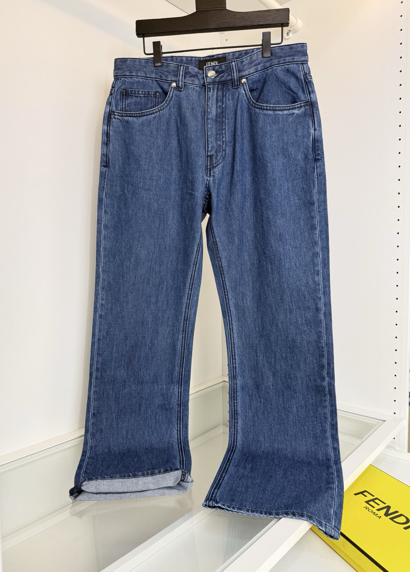 NO:827098,F**DI Fen*di 2026 spring and summer cabinets are on sale!  Classic men's straight jeans, a classic every year, practical and easy to match, denim series, just right for daily wear, without being too unruly. The details are embellished with leather brand FF!  Highlight the details and match them just right!  Natural and environmentally friendly washed color, comfortable and stylish. The taste of the high street is just right. The small straight version is also very stylish to wear. The fabric is made of custom-woven high-count denim. The thickness of spring and summer is comfortable, breathable and has a good sense of stiffness. Color Blue 30-38 No 35. Try on 172-148. Waist size 2 feet 5 is suitable for size 32. Fendi-clothing, fendi, jeans,19860909F**DI芬*迪 2026春夏柜在售！ 经典款 男士直筒牛仔裤 年年经典的一款 实穿易搭配 丹宁系列 日常穿着味道正好,又不至于太张狂不羁.细节采用皮牌 FF点缀 ！凸显细节亮点 搭配起来刚刚好！天然环保的水洗色,舒适有型 高街的味道正好,小直筒的版,着穿也很有味道,面料采用 订织高支牛仔布 春夏的厚度 舒适 透气的同时 又有很好的挺括感 颜色 蓝色 30-38 没有35 试穿172-148腰围2尺5穿32码合适,芬迪-服装,fendi,jeans,,Women's clothing