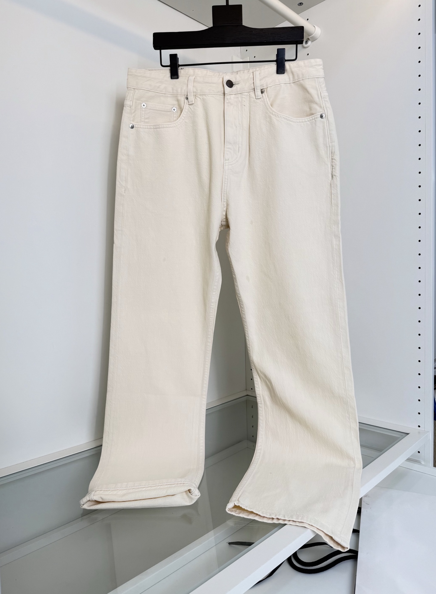 NO:827088,BV Bottega Veneta Spring/Summer 2026!  Straight-leg fit Retro fashion men’s five-pocket straight-leg jeans!  Classic style every year, woven leather tag details embellishment design, natural environmentally friendly light khaki color, fashionable and highlighted classic five-bag style, straight version, the fabric is made of 99% cotton, the fabric feels solid and boney, soft and skin-friendly, slightly elastic, and has no sense of restraint on the upper body, color picture color code number 30-38 (there are 35) try on 172-148, 32 size is suitable, Bottega Veneta - Clothing, bottega veneta, bottega  veneta,jeans,19860909BV宝缇嘉 2026春夏！直筒版型 复古时尚男士五袋款直筒牛仔裤！年年经典款式 编织后皮牌细节点缀设计 天然环保浅卡其色系 时尚而凸显亮点经典的五袋款 直筒的版型 面料采用99棉质制作面料手感扎实有骨感,柔软亲肤,微弹力,上身无束缚感, 颜色 图片色 码数30-38（有35）试穿172-148穿32码合适,葆蝶家-服装,bottega veneta,bottega veneta,jeans,,Women's clothing