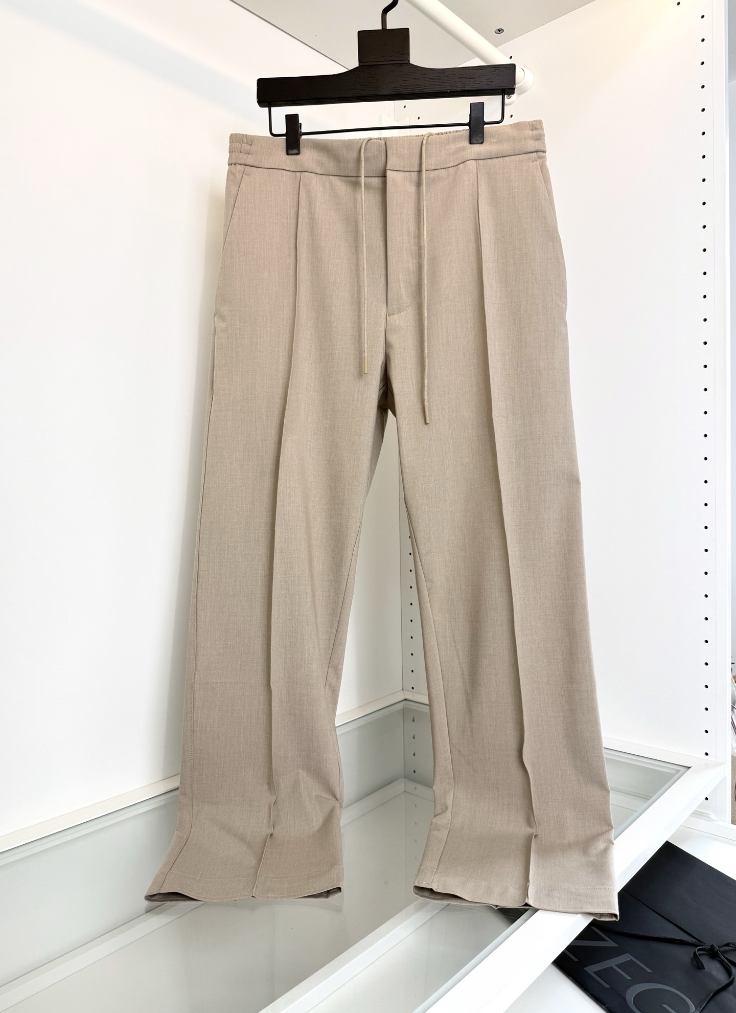 NO:826996,ZE*NA 2026 spring and summer classic hot style!  The wardrobe must-have classic casual commuting slacks. No LOGO stacking design. Presented with fabric pattern and details. It is also a classic style for daily commuting. Daily commuting, leisure, vacation, comfortable, easy to match. Just the right fit and tailoring. It does not adjust the body shape. Perfectly modifies the leg shape. The upper body is neat and not draggy. It can easily match Italian relaxation and high-end sense. The whole product image. Hardware accessories. Customized wool. Modal. Polyester blended material. Weaving adopts precision weaving technology. The upper body is comfortable and not sweaty.  It is skin-friendly and breathable while also having a good sense of roominess. Full product order. Color: navy khaki. Size: 48-56. Trial: 172-148. Waist: 2 feet 5, suitable for 50. Men's clothing.19860909ZE*NA杰*亚2026春夏 经典爆款！衣橱必备经典款休闲通勤休闲裤 没有LOGO堆砌设计 以面料版型 细节来呈现 也是日常通勤的经典款式 平时通勤 休闲 度假 舒适 易搭配 恰到好处的合体剪裁 不调身型 完美修饰腿型 利落不拖沓上身轻松搭配意式松弛感与高级感 全品像 五金辅料 定制料羊毛 莫代尔 涤纶混纺材质 织造采用精密织造工艺 上身舒适不闷汗 亲肤透气 的同时 又有很好的挺阔感 全品相订单 颜色 藏青色 卡其色 码数48-56 试穿172-148腰围2尺5穿50合适,男装,,Women's clothing