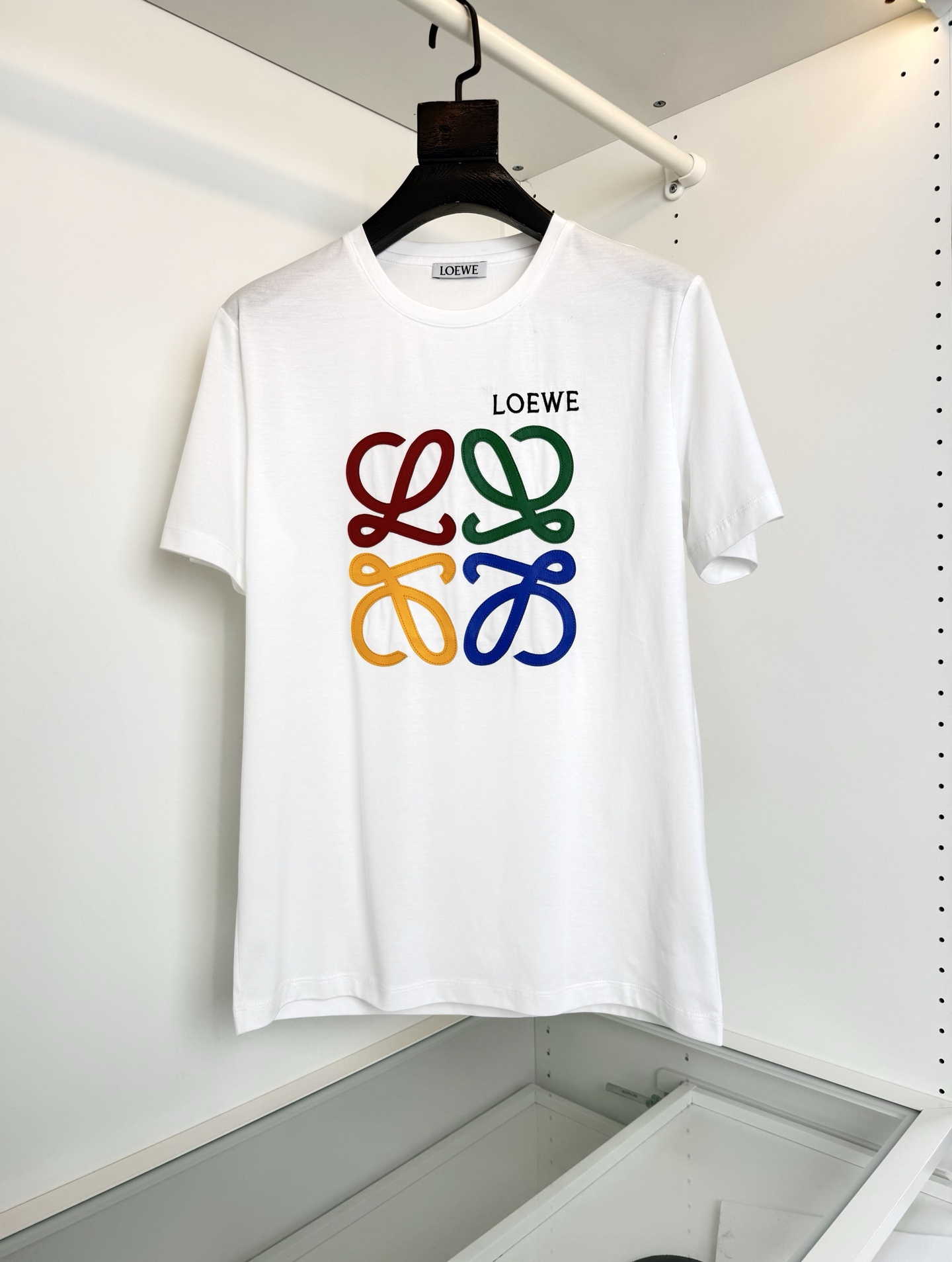 NO:853510,L**WE 2026 spring and summer new style, classic every year. Logo theme design round neck short-sleeved T-shirt, different craftsmanship presents different fashion sense. Classic logo LOGO theme design is presented with contrasting leather embroidery technology, making the whole more fashionable and youthful. The pattern is fine and textured, making the whole high-end and detailed. Trading company order, well-fitting tailoring  The fabric is made of high-count mercerized cotton, with a warm luster on the surface. The upper body is comfortable and breathable, and the overall body has a good sense of stiffness. Full product order, color black white gray code size M-3XL try on 172-148 to wear L slim, Loewe-clothing, loewe, T-shirt, tees, t-shirt,19860909罗*威L**WE 2026春夏新款,年年经典 标志主题设计圆领短袖T恤,不同工艺呈现不一样的时尚感 经典标志LOGO主题设计 采用撞色皮绣的工艺来呈现 让整体更为时尚而年轻,. 图案精细而显质感 让整体高档而有细节感 贸易公司订单 合体的剪裁 面料采用高支丝光棉质地,表面有着温润的光泽感,上身舒适透气,整体又有很好的挺括感,全品相订单,颜色黑色 白色 灰色 码数M-3XL 试穿172-148穿L修身,罗意威-服装,loewe,T-shirt,tees，t-shirt,,Women's clothing