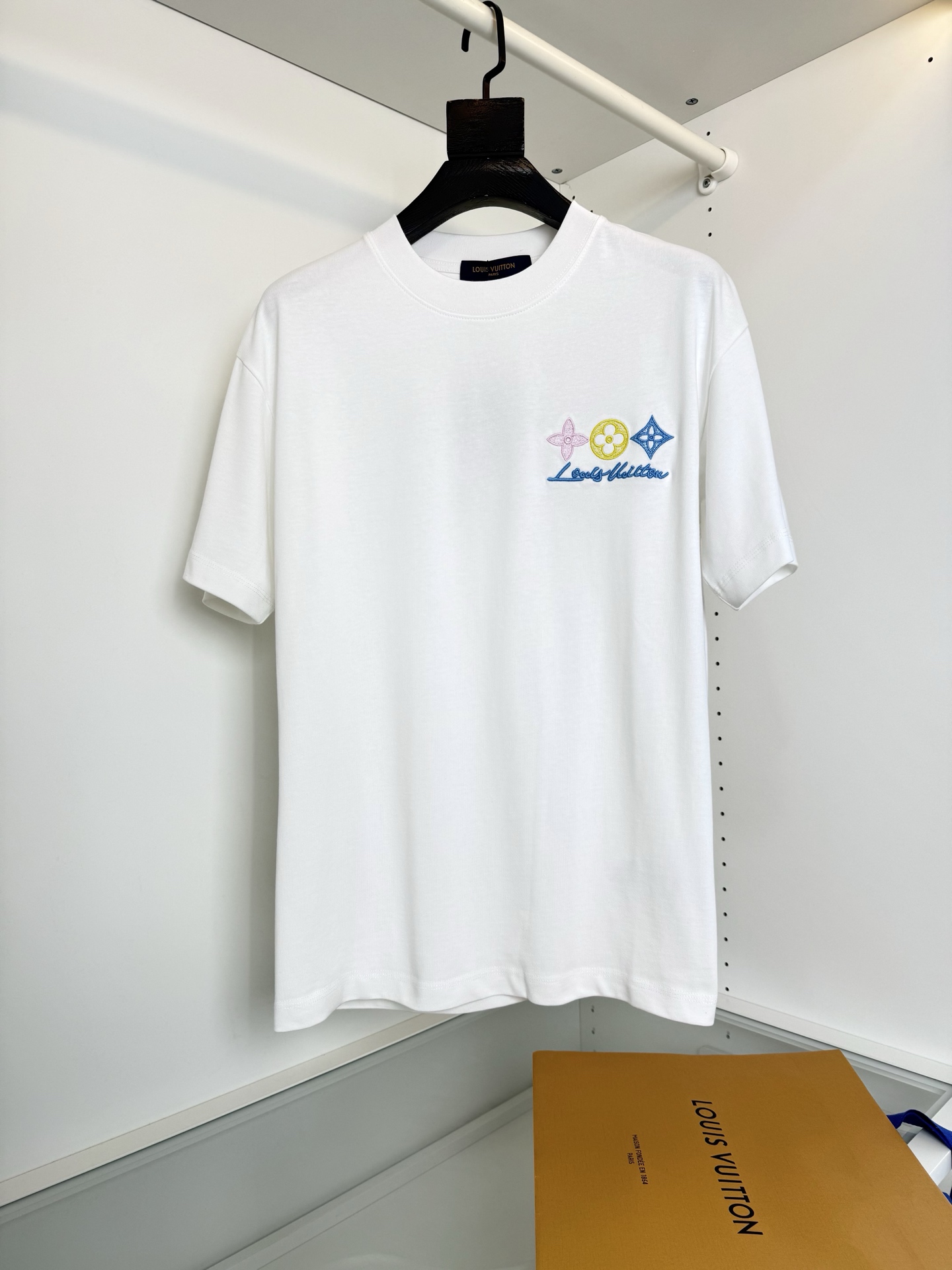 NO:853487,Louis*den L*V 2026 Summer Heavy-duty contrast embroidered logo letters on the front and back micro-wide round neck short-sleeved T-shirt. The design of the logo letters uses contrast embroidery technology to present the version. It adopts a popular micro-wide tailoring. The collar slightly fits the neck. The micro-wide tailoring makes the overall upper body comfortable and unrestrained, fashionable and trendy. The fabric is made of 200 high-weight pure cotton. The upper body is skin-friendly and breathable, and the overall count is high.  The upper body is crisp and stylish. It is suitable for wearing alone or layered in spring and summer. Full product order, color black white, size S-2XL, try on 172-148, wear M suitable, Louis Vuitton-clothing, louis vuitton, T-shirt, tees, t-shirt,19860909路易*登L*V 2026夏季 前后重工撞色刺绣标志字母微阔型圆领短袖T恤衫 标志字母的设计 采用撞色刺绣的工艺来呈现版型采用颇具流行的微阔的剪裁,领口微微贴合颈部,微阔的剪裁让整体上身舒适无束缚,时尚而潮流感,面料采用200高克重纯棉料,上身 亲肤透气,整体支数高, 上身挺括有型,春夏不管单穿还是内搭非常适宜,全品相订单,颜色 黑色 白色 码数S-2XL 试穿172-148穿M合适,路易威登-服装,louis vuitton,T-shirt,tees，t-shirt,,Women's clothing