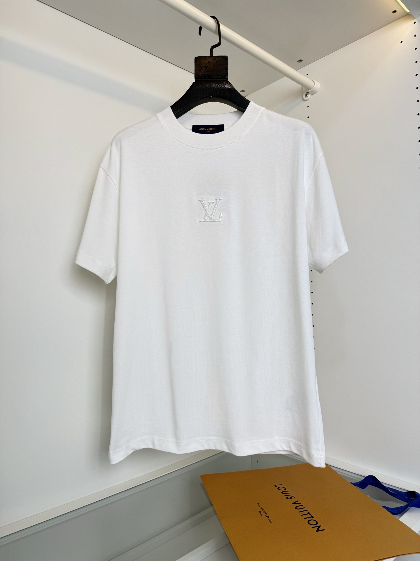 NO:853499,Louis*den L*V 2026 Summer Annual Classic LV Embroidered Letters Micro-wide Round Neck Short-Sleeved T-shirt. The design of the classic logo letters on the chest uses embroidery technology to present the version. It adopts a popular micro-wide tailoring. The collar slightly fits the neck. The micro-wide tailoring makes the overall upper body comfortable and unrestrained, fashionable and trendy. The fabric is made of 200 high-gram pure cotton. The upper body is skin-friendly and breathable, and the overall count is high.  The upper body is crisp and stylish, suitable for wearing alone or as an inner layer in spring and summer. Full product order, color black white, size S-2XL, try on 172-148, wear M suitable, Louis Vuitton-clothing, louis vuitton, louis vuitton, T-shirt, tees, t-shirt,19860909路易*登L*V 2026夏季 年年经典LV刺绣字母微阔型圆领短袖T恤衫 胸口经典标志字母的设计 采用刺绣的工艺来呈现版型采用颇具流行的微阔的剪裁,领口微微贴合颈部,微阔的剪裁让整体上身舒适无束缚,时尚而潮流感,面料采用200高克重纯棉料,上身 亲肤透气,整体支数高, 上身挺括有型,春夏不管单穿还是内搭非常适宜,全品相订单,颜色 黑色 白色 码数S-2XL 试穿172-148穿M合适,路易威登-服装,louis vuitton,louis vuitton,T-shirt,tees，t-shirt,,Women's clothing