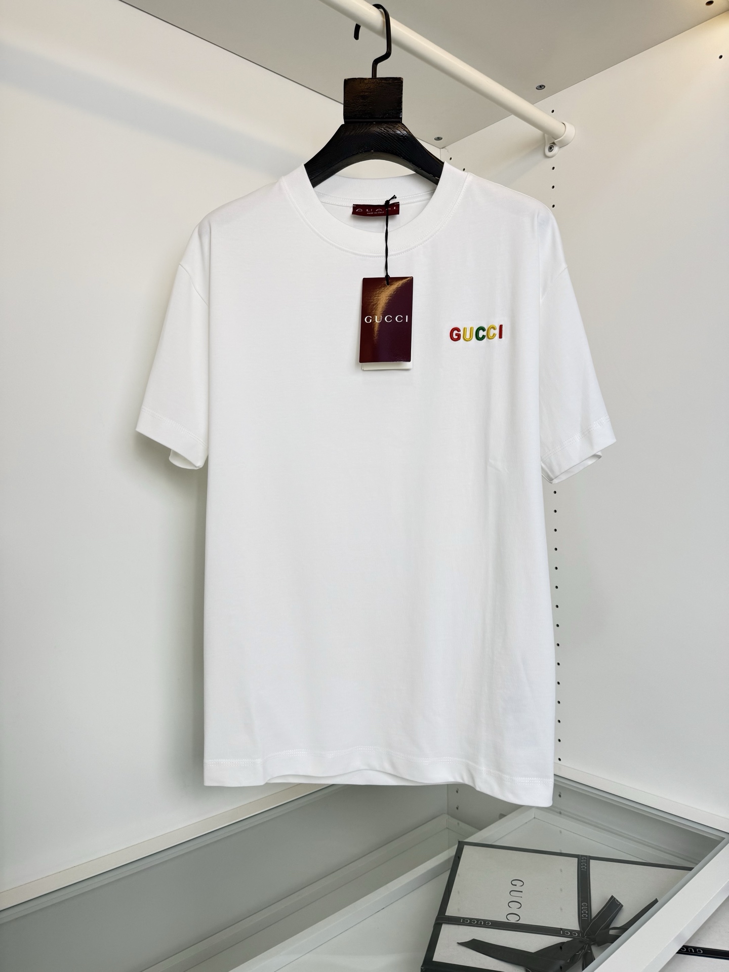 NO:853474,GU*CI Gucci 2026 Summer Annual Classic Contrast Color Embroidered Letters Slightly Wide Round Neck Short Sleeve T-shirt The design of the classic logo letters on the chest uses contrast embroidery technology to present the style. The popular slightly wide tailoring, the collar slightly fits the neck, the slightly wide tailoring makes the overall upper body comfortable and unrestrained, fashionable and trendy. The fabric is made of 200 high-weight pure cotton, the upper body is skin-friendly and breathable, and the overall count is high.  The upper body is crisp and stylish. It is suitable for wearing alone or layered in spring and summer. Full product order, color black white, size S-2XL, try on 172-148, wear M suitable, Gucci-clothing, gucci, T-shirt, tees, t-shirt,19860909GU*CI古奇 2026夏季 年年经典 撞色刺绣字母微阔型圆领短袖T恤衫 胸口经典标志字母的设计 采用撞色刺绣的工艺来呈现版型采用颇具流行的微阔的剪裁,领口微微贴合颈部,微阔的剪裁让整体上身舒适无束缚,时尚而潮流感,面料采用200高克重纯棉料,上身 亲肤透气,整体支数高, 上身挺括有型,春夏不管单穿还是内搭非常适宜,全品相订单,颜色 黑色 白色 码数S-2XL 试穿172-148穿M合适,古驰-服装,gucci,T-shirt,tees，t-shirt,,Women's clothing