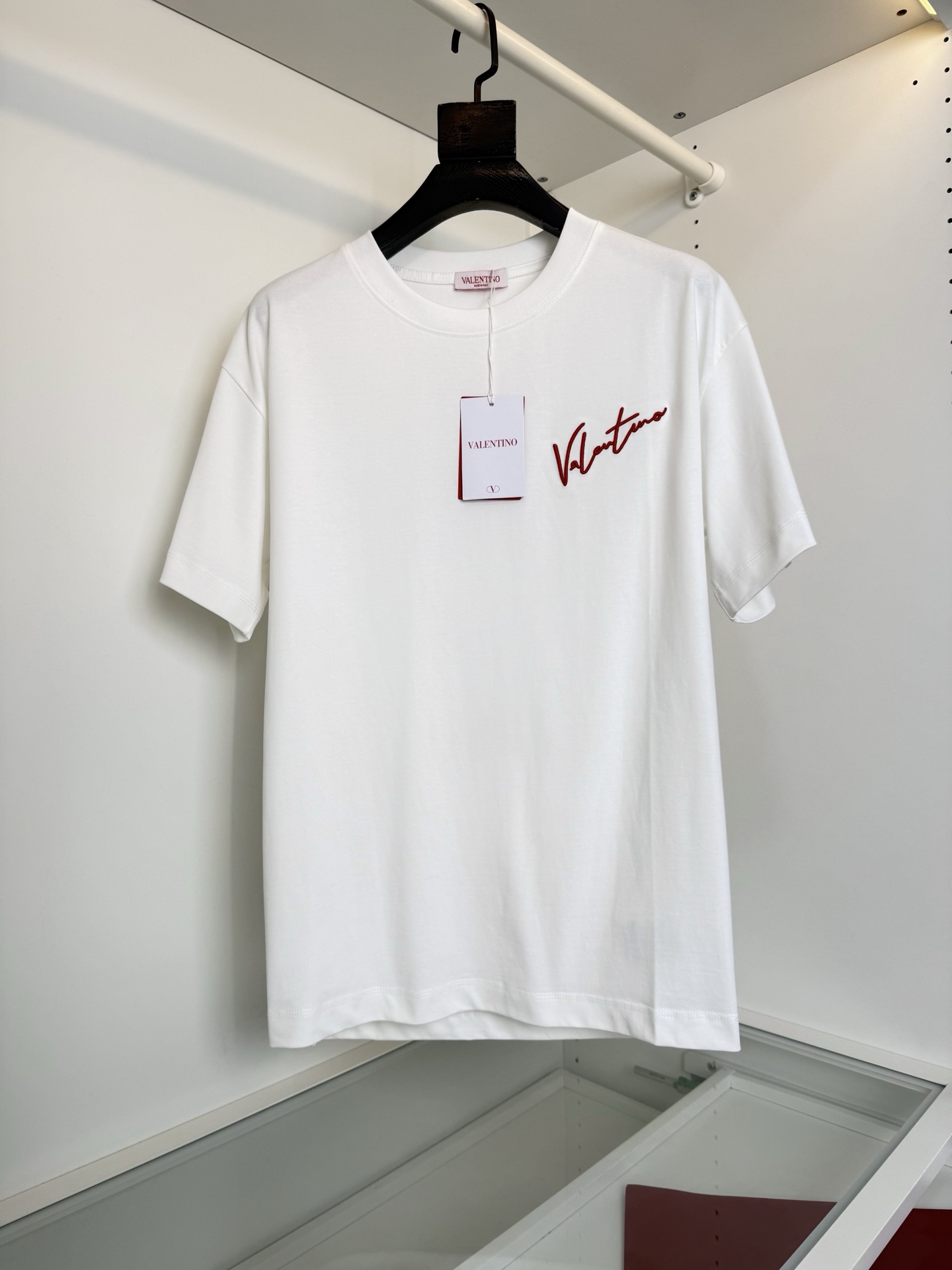 NO:853463,VALE Spring/Summer 2026 Fashionable slightly wide short-sleeved T-shirt with logo letter embroidery on the front and back. The design of the logo on the front and back is presented using precision embroidery technology. The classic red color scheme is very bright. The upper body is very fashionable and slightly tailored. The collar slightly fits the neck, which is more trendy. The fabric is made of 220-gram high-count pure cotton. The upper body is comfortable and breathable, and has a good stiff shape. Full product order. Color Black White Size: S～XXL  Try on 172-148, size M is suitable, Valentino-clothing, valentino, valentino, T-shirt, tees, t-shirt,19860909VALE华伦*奴 2026春夏 前后标志字母刺绣时尚微阔短袖T恤 前后的标志的设计 采用精密刺绣工艺来呈现 经典红色配色很有亮点 上身很有时尚 微的剪裁 领口微微贴合颈部 更显潮流感 面料采用 220克重高支纯棉材质 上身舒适透气 又有很好的挺括型感 全品相订单 颜色 黑色 白色 尺码: S～XXL 试穿172-148穿M码合适,华伦天奴-服装,valentino,valentino,T-shirt,tees，t-shirt,,Women's clothing