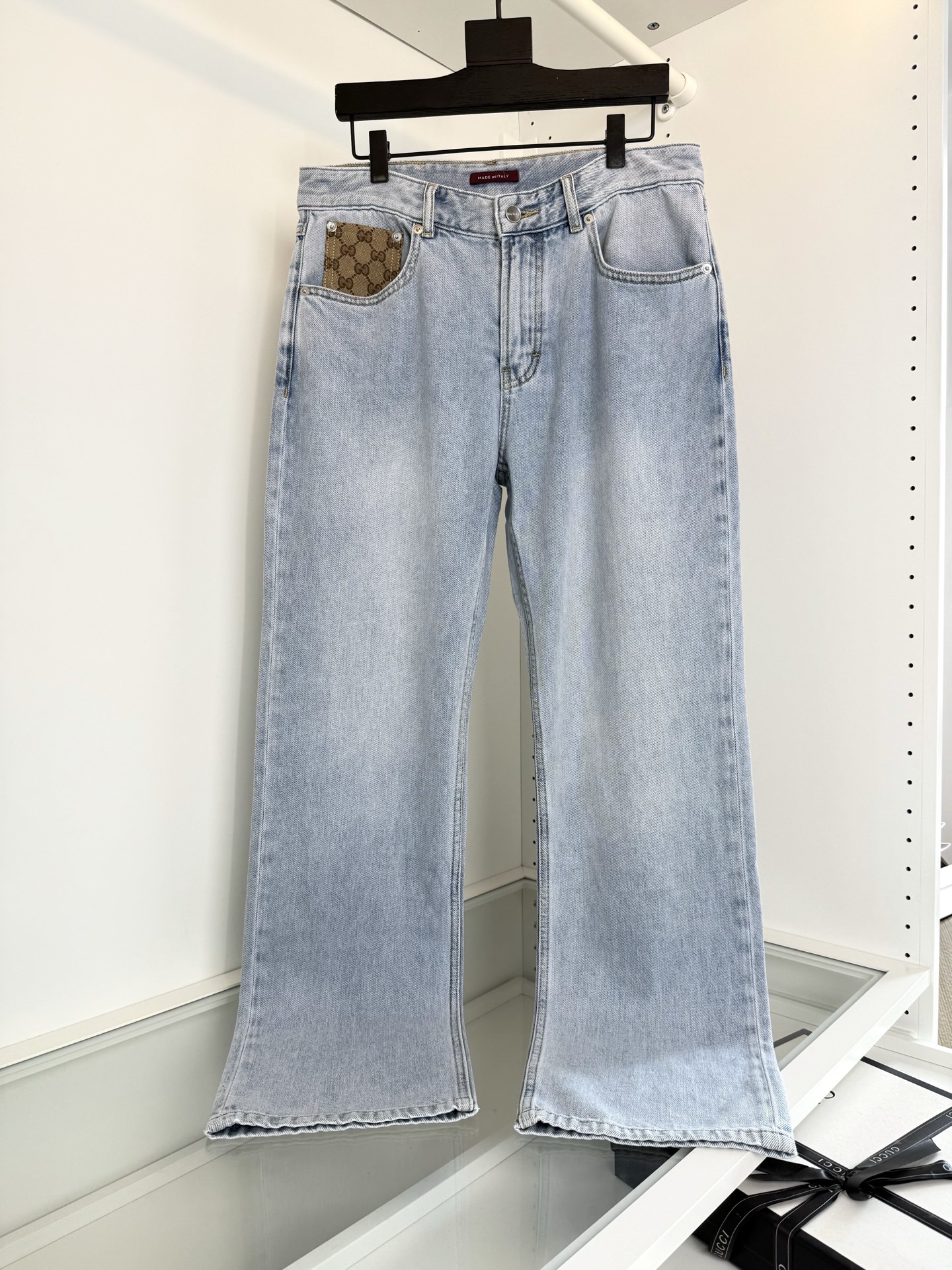 NO:859975,GUC*I Gucci 2026 Spring and Summer Thin Style Full Order!  Light blue color, small straight classic men's small straight jeans, natural and environmentally friendly washed blue, classic and versatile, easy to match in spring and summer, well-fitting tailoring, full hardware accessories, exquisite and highlighted texture, front and rear pockets with GG classic logo embellished fabric, custom-made denim fabric, stretchy, spring and summer thin, comfortable and not tight on the upper body, skin-friendly and breathable, highly recommended if you like jeans, color light blue 30-38 (no 35)  Try on 172-148, 32 is suitable, Gucci-clothing, gucci, gucci, jeans,19860909GUC*I古奇 2026春夏薄款 全品相订单！浅蓝色色系 小直筒经典款男士小直筒牛仔裤 天然环保的水洗蓝 经典百搭春夏易搭配 合体的剪裁 全品相五金辅料 精致而凸显质感 前后口袋GG经典标志点缀面料客供订织牛仔面料 有弹力 春夏薄款 上身舒适不紧绷 亲肤而透气 喜欢牛仔裤强烈推荐 颜色浅蓝 30-38（无35） 试穿172-148穿32合适,古驰-服装,gucci,gucci,jeans,,Women's clothing