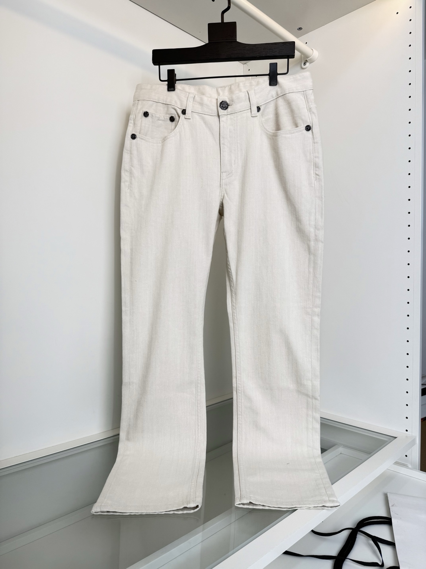 NO:859951,Stefano*icci 2026 spring and summer light color series classic five-pocket straight jeans, a classic style every year. Back pocket embroidery combined with leather brand embellishment design. Fitted tailoring. The upper body is straight and stylish. It is more youthful than traditional five-pocket pants. It can be used for daily business and leisure. The fabric is made of high-density custom-woven mulberry silk Lycra fabric supplied by customers. The fabric is stiff and ribbed, comfortable and breathable at the same time. The upper body is stiff and stylish. Color Black Khaki  There are 35 in sizes 30-38, try on 172-148, size 32 is suitable, men's clothing, jeans,19860909Stefano*icci史蒂芬 2026春夏 浅色系列 经典五袋款直筒牛仔裤 年年经典款式 后口袋刺绣结合皮牌的点缀设计 合体的剪裁 上身挺拔有型 比传统五袋裤更年轻态 平时商务休闲 都能很好搭配 面料采用客供的高密定织桑蚕丝莱卡面料 ,面料挺括有筋骨,舒适透气的同时 上身挺括有型 颜色 黑色 卡其色 尺码30-38有35 试穿172-148穿32码合适,男装,jeans,,Women's clothing