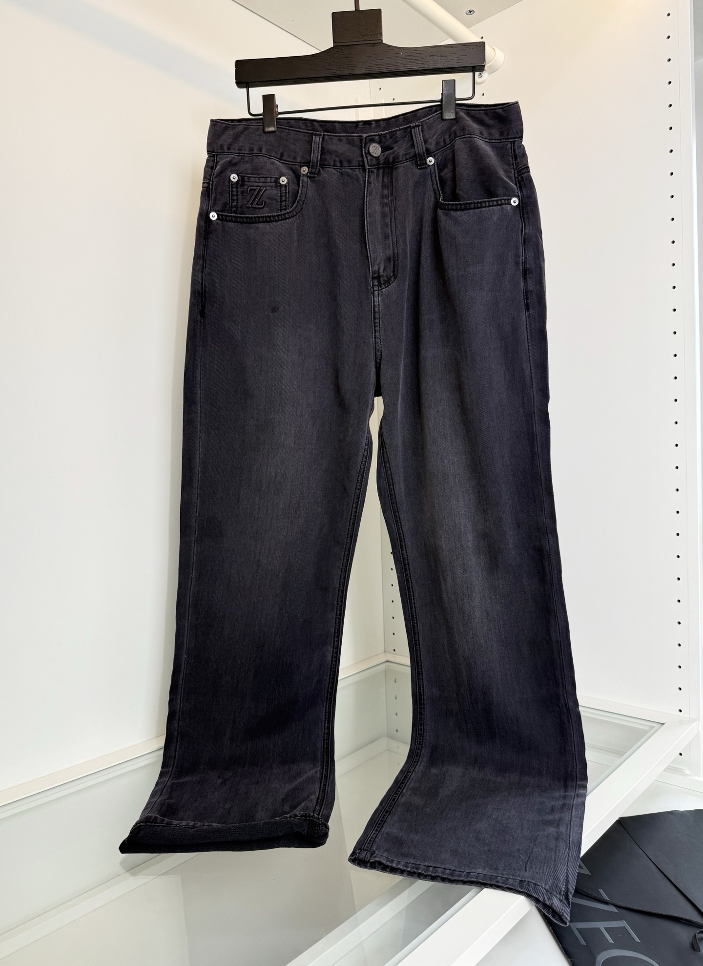 NO:859963,ZE*NA 2026 summer thin model!  A classic every year, the light and comfortable modal blended five-pocket style is a must-have for men's wardrobe. The fit is not tight, and there is no sense of restraint on the upper body. It can also make you taller and slimmer, and you can easily have long legs. Natural and environmentally friendly gray wash. Good sense of size. Versatile and easy to wear. The fabric is made of custom-made summer thin modal blended denim. It has good luster and slight elasticity. The upper body has excellent comfort. Color Gray 30-38 (35 available)  Try on 172-148, size 32 is suitable, men's clothing,19860909ZE*NA杰*亚 2026夏季薄款！年年经典 轻薄舒适莫代尔混纺五袋款式男士衣橱的必备款 合身版型 不紧身,上身完全没有束缚感,还能显高显瘦,轻松拥有大长腿即视感.天然环保灰色水洗 尺度把握很好 百搭好穿 面料采用客供订织夏季薄款莫代尔混纺牛仔布 光泽好 微微弹力 上身有着极好的舒适性 颜色 灰色 30-38（有35） 试穿172-148穿32码合适,男装,,Women's clothing