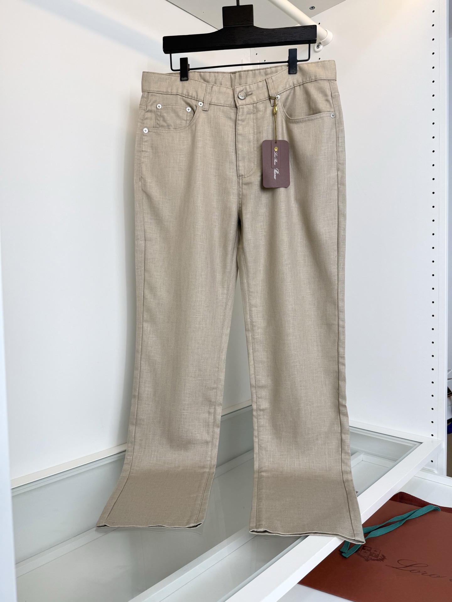 NO:859899,P Lo*ro P*nanuo u Pian Ya 2026 Spring and Summer Recommended by old money and new money!  !  It is a classic every year. I like their designs. This one is highly recommended. Lyocell linen men's jeans five-pocket style is a must-have for men's wardrobe. Exquisite hardware fit. Not tight, no sense of restraint at all. The fabric is made of new Lyocell linen fabric supplied by customers. Compared with pure linen, it has good wrinkle resistance, skin-friendly and cool feeling. The surface has a warm glossy texture. It is very textured. Full product order. Color Black Blue Khaki 30-38 (35 available)  Try on 172-148, size 32 is suitable, men's clothing, jeans,19860909P Lo*ro Pi*na诺 u翩雅 2026春夏 老钱新贵推荐！！年年经典 喜欢他家的设计这款强烈推荐 莱赛尔亚麻男士牛仔裤五袋款式男士衣橱的必备款精致的五金合身版型 不紧身,完全没有束缚感.面料采用客供莱赛尔亚麻新面料 对比纯亚麻 有很好抗皱性 亲肤与凉爽感 表面有温润的光泽质感 很显质感 全品相订单 颜色 黑色 蓝色 卡其色 30-38（有35） 试穿172-148穿32码合适,男装,jeans,,Women's clothing