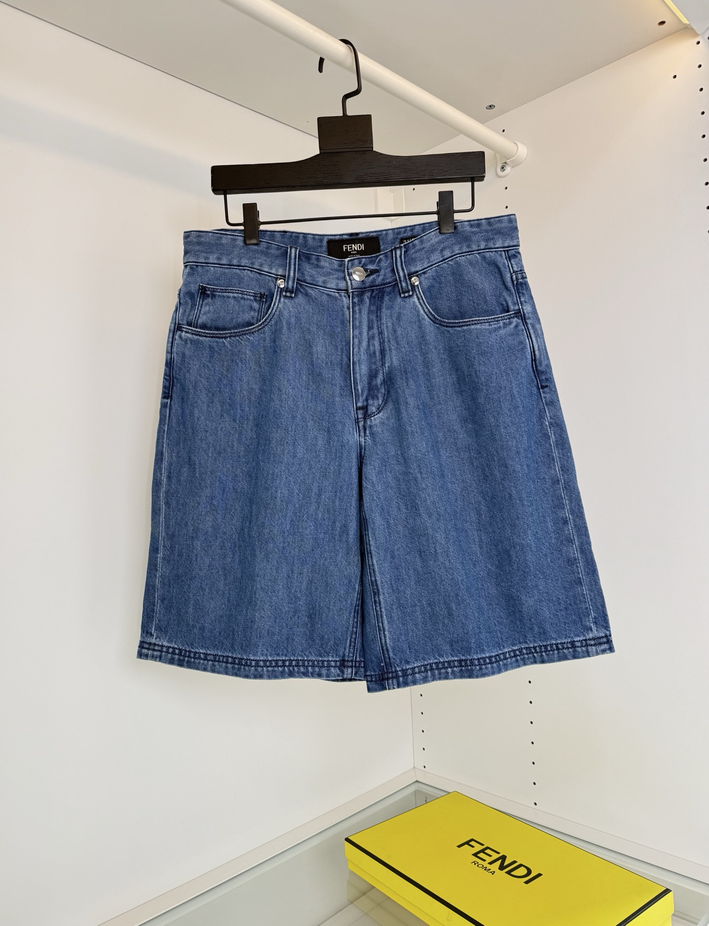 NO:860007,F**DI Fen*di 2026 spring and summer classic men's denim shorts, a classic every year, practical and easy to match, denim series, just right for daily wear, without being too unruly. The details are embellished with leather brand FF!  Highlight the details and match them just right!  Natural and environmentally friendly washed color, comfortable and stylish. It has the right taste for the high street. The small straight version is also very stylish to wear. The fabric is made of custom-woven high-count denim. The thickness is suitable for spring and summer. It is comfortable, breathable and has a good stiff feeling at the same time. Color Blue 30-38 No 35. Try on 172-148. Waist size 2 feet 5 is suitable for size 32, Fendi - clothing, fendi, shorts,19860909F**DI芬*迪 2026春夏 经典款 男士五分牛仔短裤 年年经典的一款 实穿易搭配 丹宁系列 日常穿着味道正好,又不至于太张狂不羁.细节采用皮牌 FF点缀 ！凸显细节亮点 搭配起来刚刚好！天然环保的水洗色,舒适有型 高街的味道正好,小直筒的版,着穿也很有味道,面料采用 订织高支牛仔布 春夏的厚度 舒适 透气的同时 又有很好的挺括感 颜色 蓝色 30-38 没有35 试穿172-148腰围2尺5穿32码合适,芬迪-服装,fendi,shorts,,Women's clothing