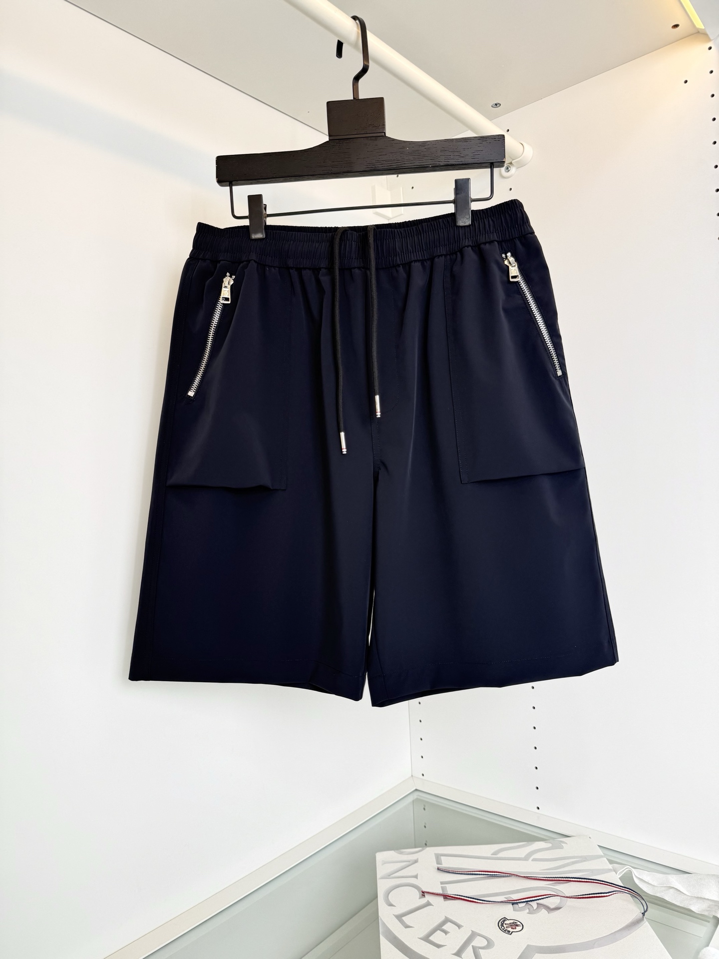 NO:859995,MON**ER 2026 summer classic, classic and versatile elastic waist casual pants!  !  A very classic one, the design of the front and rear geometric pockets is combined with the logo embellishment of the back pocket. The design is not exaggerated but has a sense of detail at the same time!  The fabric is made of high-tech blended material, which is easy to care for. The upper body is breathable, soft and skin-friendly, and feels delicate. The waist is knitted with elastic waist and drawstring. The upper body does not have to worry about the discomfort of being too loose or too tight. All products are ready to order, color black gray, size M-3XL, try on 172-148, waist circumference 82CM, suitable for 2 feet 5 to wear XL, muzzle-clothing, Moncler,19860909蒙**口MON**ER 2026夏季经典款,经典百搭松紧腰休闲五分裤！！很经典的一款,前后几何口袋的设计结合后口袋标志点缀 设计 不夸张的同时又有细节感！面料采用客科技型混纺材质,易打理 上身透气,柔软亲肤,手感细腻、 腰部针织松紧腰加抽绳,上身不用担心过松过紧 的不舒适感 全品相订单, 颜色 黑色灰色 码数M-3XL 试穿 172-148 腰围82CM2尺5穿XL合适,蒙口-服装,Moncler,,Women's clothing