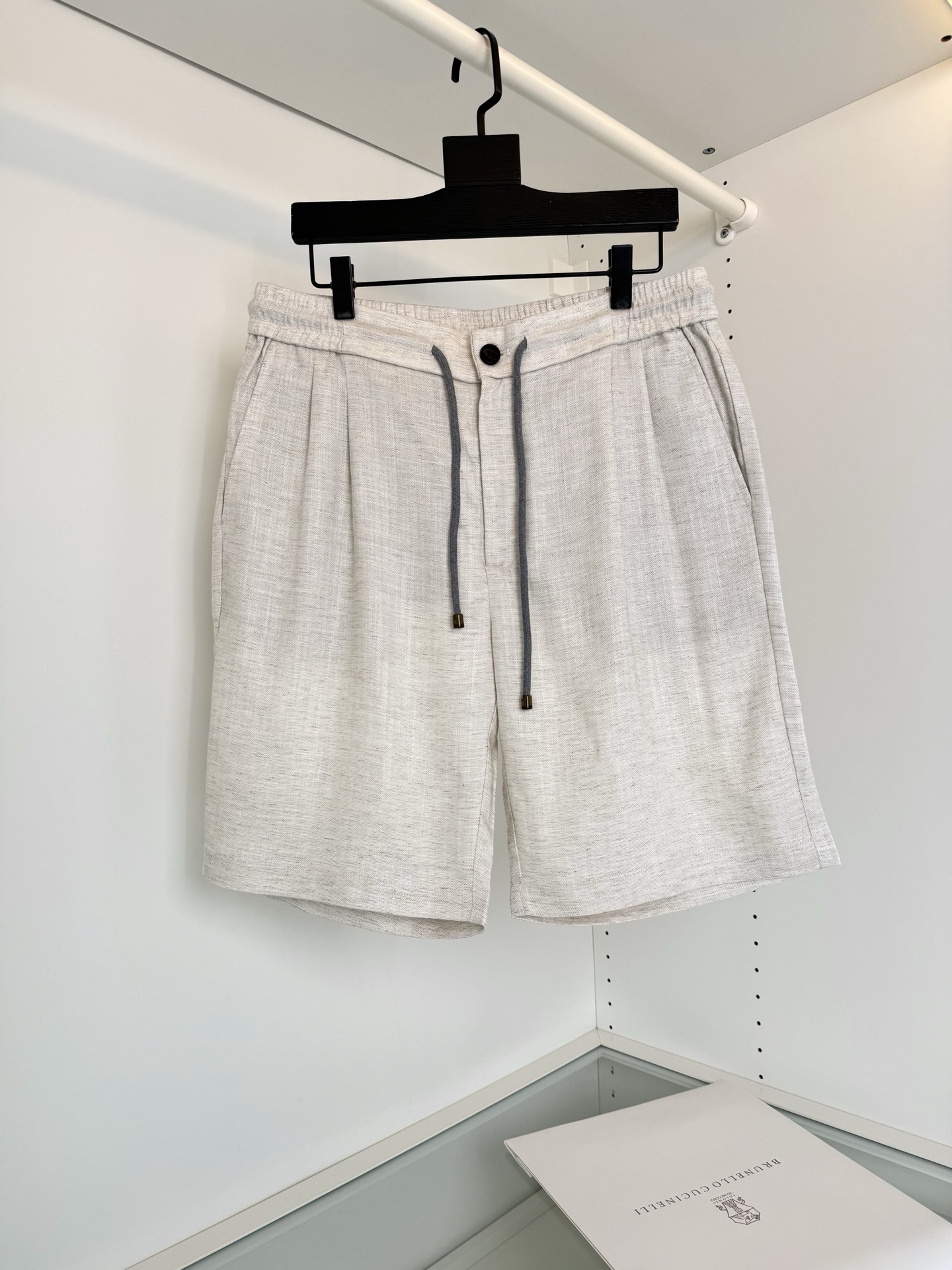 NO:859912,Bru**llo Cuci**lli is recommended by old money and new money!  Lazy and casual, the Tencel linen elastic waist straight-leg three-quarter casual pants are practical for both business and leisure. They are also their classic trouser type. The upper body has a lazy and elegant temperament. The loose volume of the knitted waist and the practical drawstring at the waist create a balanced elegance in contrast. Pockets on both sides. The hardware and accessories are all made of Tencel linen. The vertical texture has a warm luster on the surface, which highlights the sense of quality. The upper body is comfortable and breathable, moisture-wicking, and becomes softer with each wash.  It has the characteristics of more and more charm. It can be matched with business and leisure. Highly recommended for spring and summer. Color: blue khaki. Size: M-3XL. Try on 172-148 to wear L, suitable for men.19860909Bru**llo Cuci**lli 老钱新贵推荐！ 慵懒随意 天丝亚麻松紧腰直筒五分休闲裤 商务休闲都实穿的一款 也是他家经典裤型 上身有着慵懒的典雅气质.针织腰部宽松量感与腰部的实用抽绳,在对比中营造平衡的优雅.两侧插袋 五金辅料全品相面料采用天丝亚麻材质 竖纹理 表面有温润的光泽感 凸显品质感的同时 上身 舒适透气 吸湿排汗 越洗越柔软 越穿越有韵味的特点 商务休闲都能很好搭配一款 春夏强烈推荐 颜色 蓝色 卡其色 码数M-3XL 试穿172-148穿L合适,男装,,Women's clothing