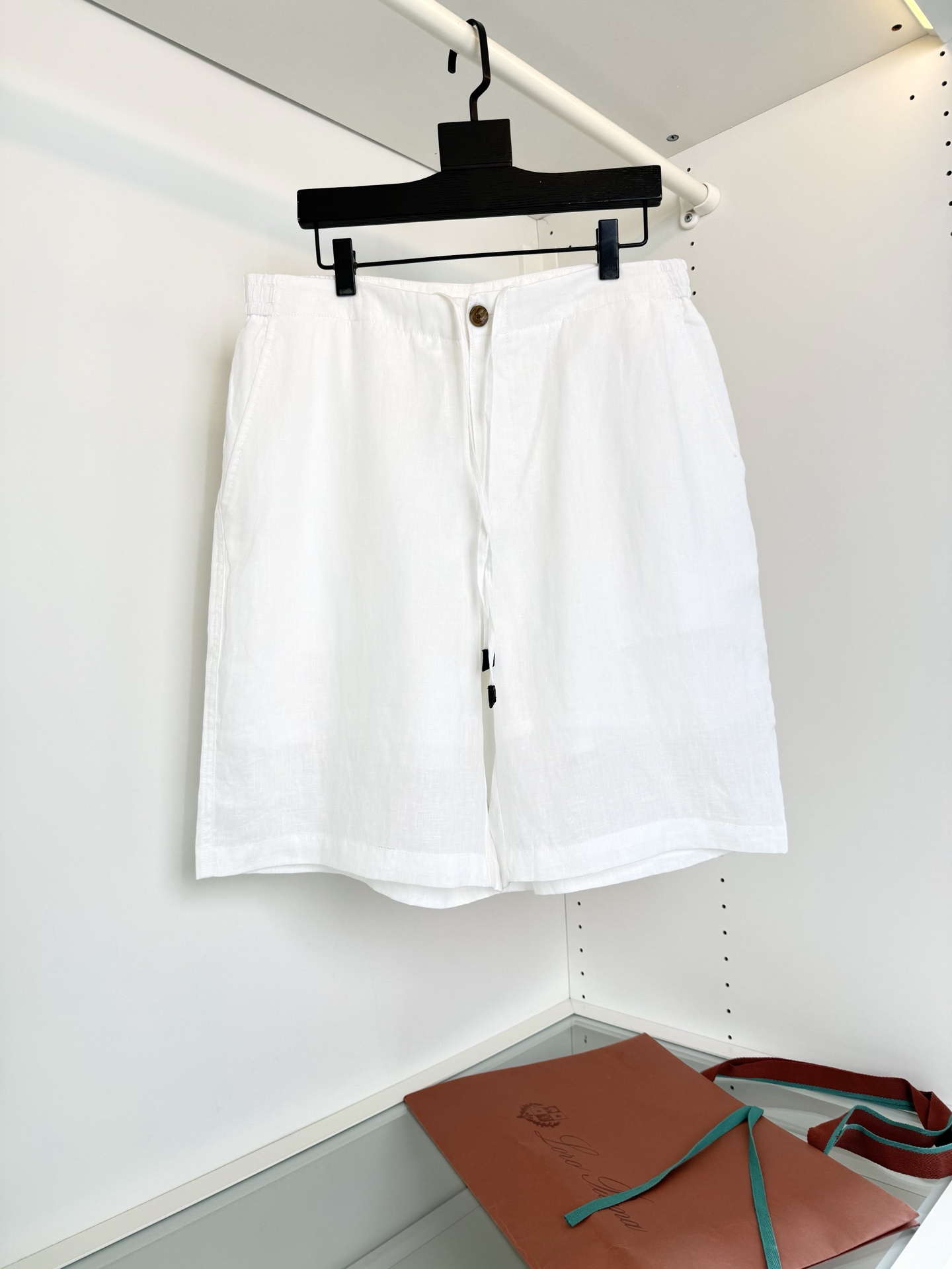 NO:859925,Lo*ro P*na Nuo Pianya 2026 spring and summer classic hot style!  !  Quality control recommended!  Light business travel series Nolan linen men's Bermuda five-point casual pants, a classic style every year, practical and versatile, can be matched well with business and leisure, elegant temperament on the upper body. Fitted tailoring, built-in drawstring, elastic design on both sides of the waist, comfortable to wear, and can be matched well for business and commuting. You can feel the sense of luxury on the upper body. Pockets on both sides. Embellishment of pocket arch stitch. True color letter embroidery on the back pocket. Highlights the details. Produced by first-line OEM. Looks like a simple design.  The inner details reflect the exquisite craftsmanship and the complete appearance of the hardware and accessories. The fabric is made of imported Pure Linen linen material. After a tight weaving process, it shows the original natural feeling and texture of linen. It is pure and natural. The surface has a warm luster. It highlights the sense of quality at the same time. The upper body is comfortable and breathable. Moisture wicking. The more you wash it, the softer it becomes. The more you wear it, the more you wear it. It has the characteristics of charm. It can be used with business and leisure. Highly recommended for spring and summer. Color: Black, Mocha, White, Red, Original color  Size M-3XL, try on 172-148, suitable for L, men's clothing,19860909Lo*ro Pi*na诺 u翩雅2026春夏 经典爆款！！品质控推荐！轻商旅系列 Nolan亚麻男士百慕大五分休闲裤 年年经典款式 实穿百搭商务休闲都很能很好的搭配 上身典雅气质.合体剪裁 内置抽绳 腰际两侧做了松紧的设计 穿着舒适的同时 商务通勤都能很好搭配 上身就能体会高级感 两侧插袋 插袋拱针的点缀 后口袋本色字母绣 凸显细节亮点一线代工出品 看似简约设计 内里细节处处体现工匠细腻全品相的五金辅料面料采用进口Pure Linen全亚麻材质 经过紧密的编织加工,呈现出麻料本来的自然感和纹理感 纯粹自然 表面有温润的光泽感 凸显品质感的同时 上身 舒适透气 吸湿排汗 越洗越柔软 越穿越有韵味的特点 商务休闲都能很好搭配一款 春夏强烈推荐 颜色 黑色 摩卡色 白色 红色 原色 码数M-3XL 试穿172-148穿L合适,男装,,Women's clothing
