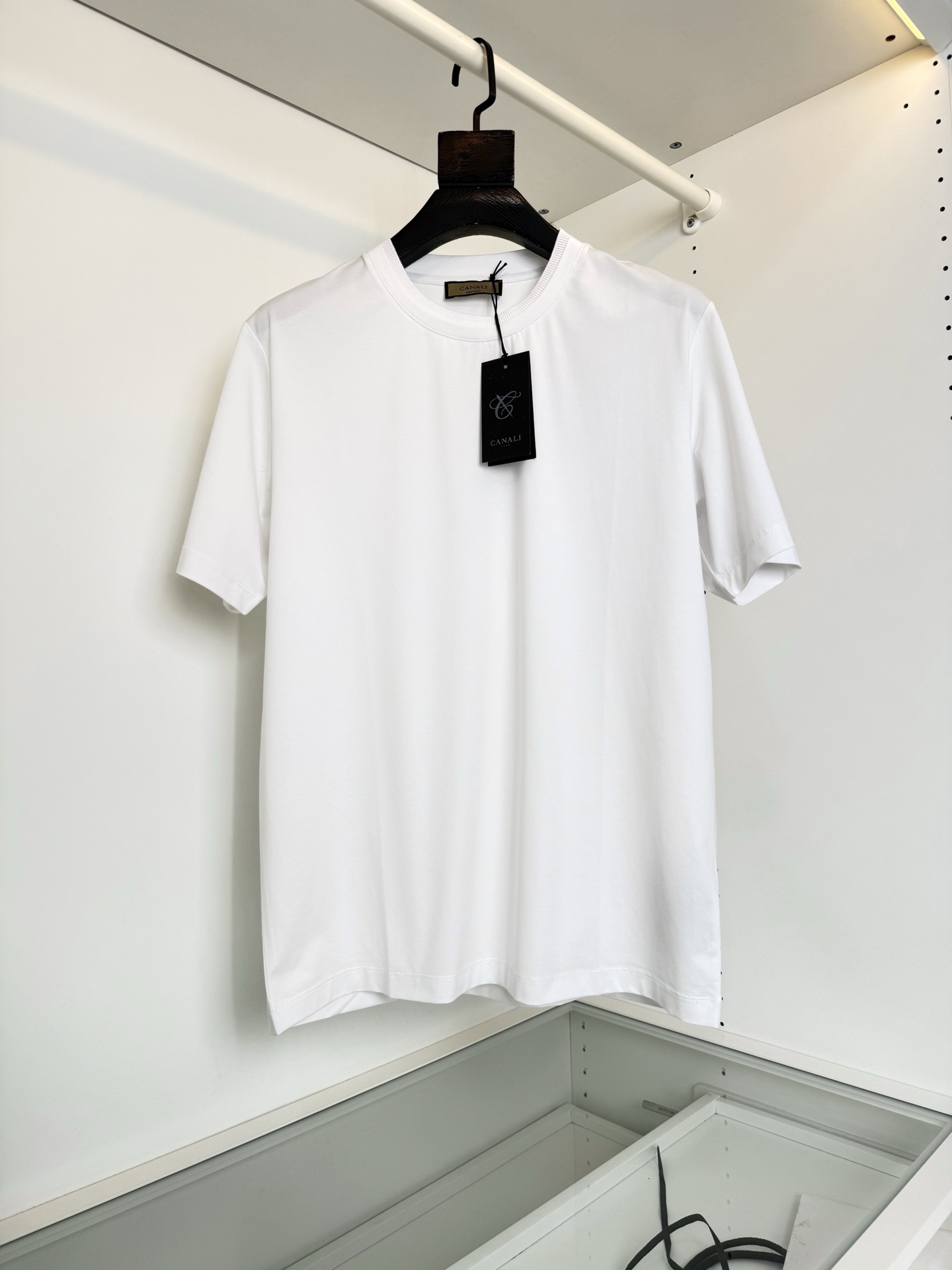 NO:864566,Canali Italian old-money cabinets are selling classic round-neck short-sleeved T-shirts that are a must-have for the wardrobe. They are an Italian benchmark brand as famous as Ermenegildo Zegna. None of their designs have a LOGO. They are a brand with a very low-key old-money style. The core is fabrics and tailoring. They combine new techniques to present clothing designs. Classic styles are on sale in the cabinets. The flat-machine neckline design is low-key but has details. The Italian tailoring style is slim and casual, and the upper body is loose and not rigid.  The fabric is made of high-count mercerized cotton. The surface has a warm and lustrous texture. The upper body is comfortable and breathable and has a good sense of stiffness. Color: Navy blue. White. Size: M-2XL. Try on 172-148 for L size. Women's clothing, zegna, T-shirt, tees, t-shirt,19860909Canali 意式老钱 柜在售 衣橱必备的经典款圆领短袖T恤衫 他家是与杰尼亚齐名的意式标杆品牌 他家的设计都没有LOGO 属于老钱风格很低调的一个品牌 核心就是面料与剪裁 结合新的工艺来呈现衣服设计 柜在售的 经典款式 扁机工艺领口设计低调但有细节亮点 意式得剪裁风格 修身偏休闲 上身松弛不刻板 面料采用高支丝光棉材质 表面有着温润的光泽质感 上身舒适透气 又有很好的挺括感 颜色 藏青色 白色 码数M-2XL 试穿172-148穿L码合适,女装,zegna,T-shirt,tees，t-shirt,,Women's clothing