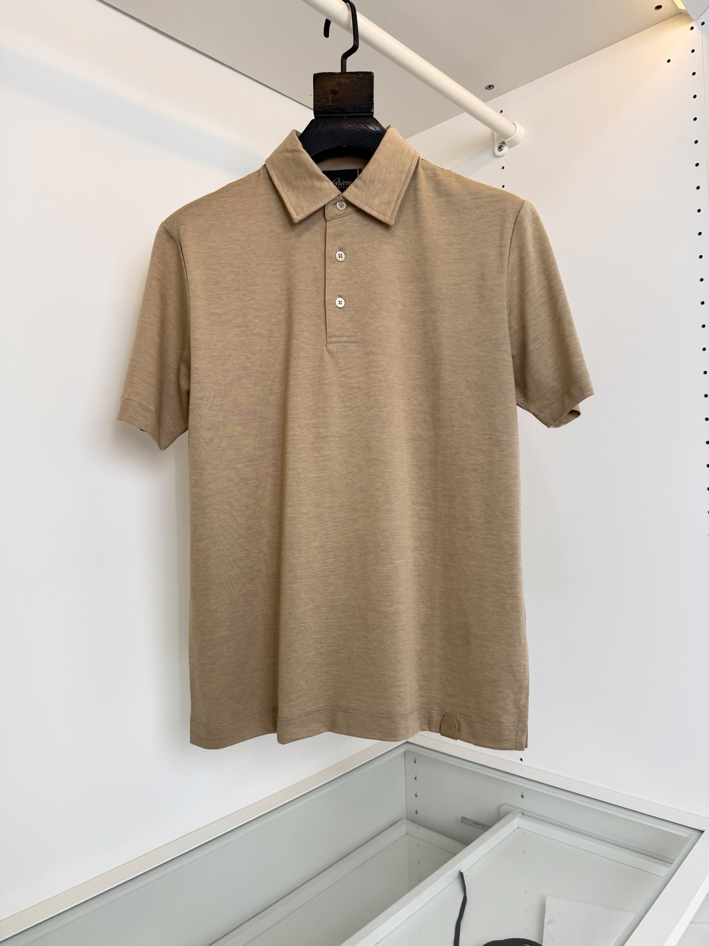 NO:864591,Brioni Brioni 2026 spring and summer annual classic business casual classic lapel short-sleeved T-shirt. Three-button classic lapel design. Leather tag embellishment on the hem. Classic style. The upper body is very elegant, making it easier to match in business and leisure. Italian tailoring fits the upper body and the lower body of the clothes is slightly loose, making the wearing feeling more stiff and stylish while being better tolerant to the body shape. The fabric is made of fine-grained piqué cotton, with a warm luster on the surface and skin-friendly.  Breathable, crisp and stylish, full product, order, color, blue, apricot, size M-2XL, try on 172-148, L size is suitable, women's clothing, T-shirt, tees, t-shirt,19860909Brioni 布里奥尼 2026春夏 年年经典 商务休闲经典款翻领短袖T恤 三粒扣经典翻领的设计 下摆皮牌点缀 年年经典款式 上身很有腔调 让商务休闲中更加易于搭配 意式得剪裁 上半身合体 衣服下半身略微宽松 让穿着感 更加挺括有型的同时 对身型有更好的包容性 面料采用细纹珠地棉 表面有着温润的光泽感 亲肤 透气 挺括有型 全品相订单 颜色 蓝色 杏色 码数M-2XL 试穿172-148穿L码合适,女装,T-shirt,tees，t-shirt,,Women's clothing