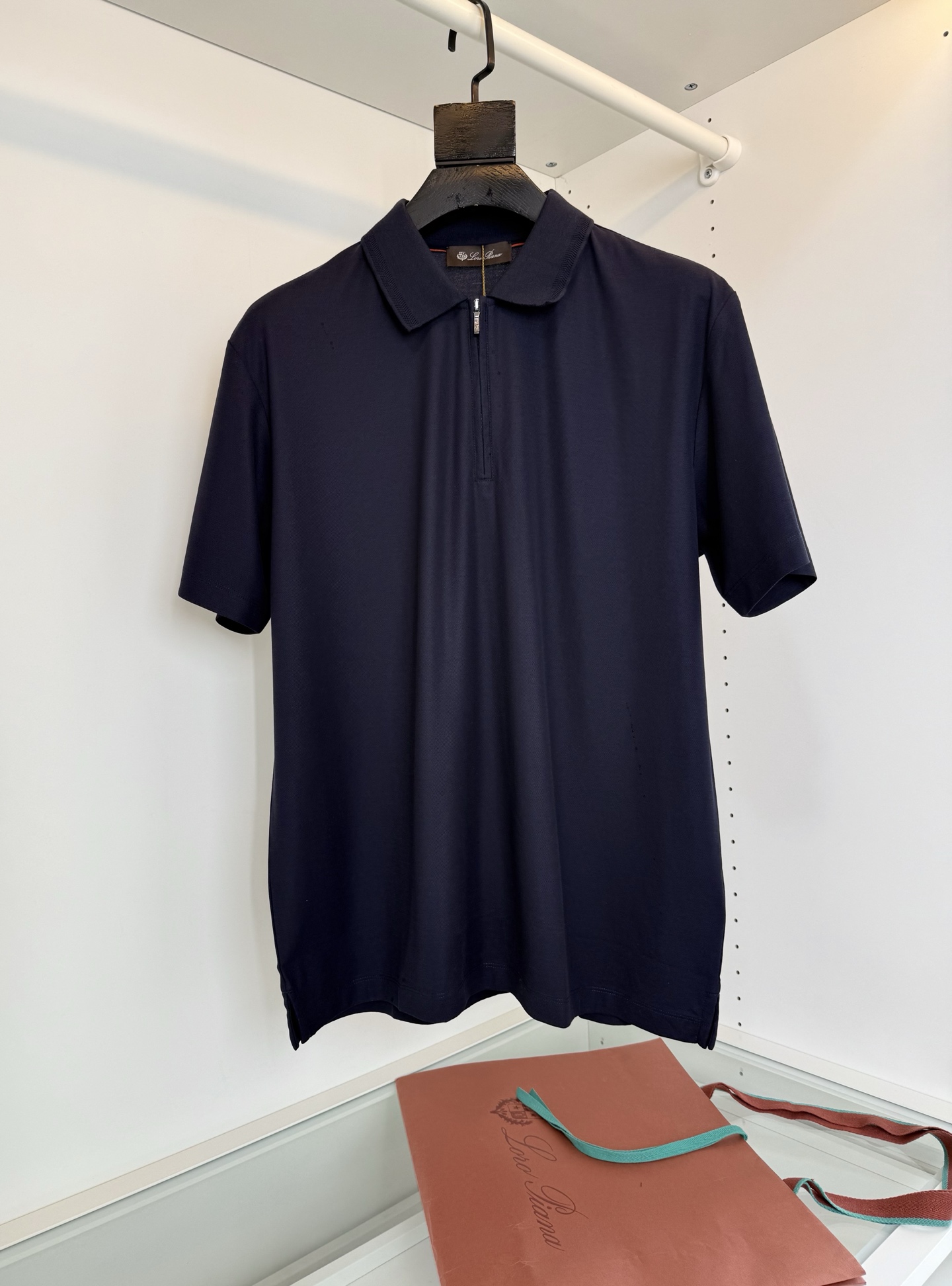 NO:864615,Lo*ro P*nanuo u Pian Ya is recommended by old money and new money!  Versatile classic zipper fly POLO shirt!  A classic style every year, a good match for business and commuting. Design without LOGO stacking. Hardware accessories in all phases. Fitted version. The fabric is made of fine pique fabrics supplied by customers. It is skin-friendly and breathable. At the same time, the fabric is very backbone and the upper body is crisp and stylish.19860909Lo*ro Pi*na诺 u翩雅 老钱新贵推荐！ 百搭经典拉链门襟POLO衫 ！年年经典款式 商务通勤都能很好搭配的一款 无LOGO堆砌的设计 全品相的五金辅料 合体的版型.面料采用客供细珠地面料,亲肤透气同时,面料很有骨干,上身挺括有型,五金辅料 全品相订单 喜欢他家的设计 强烈推荐颜色 黑色 藏青色 浅蓝色 白色 码数M-2XL 试穿172-148穿L合适,女装,,Women's clothing
