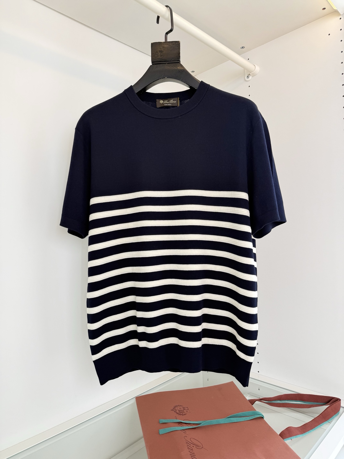 NO:864641,Lo*ro Pi*na Nuo u Pianya recommends this Italian casual striped knitted short-sleeved T-shirt to those who have extremely high quality requirements. It is produced by a first-line OEM. It is made of 120S high-count long-staple cotton with four flat needles (the higher the count, the finer the yarn, and the delicate upper body of the garment is more comfortable. This is also the reason why 48S/60S yarn has no body feel). The imported equipment weaves the whole product with a sense of luster. The upper body has an expensive texture at first glance. It reduces age. The fashionable stripe design highlights the overall sense of layering.  Italian business casual classic style. The fit-fitting chest and shoulders are tightly woven to make the whole body stiff and stylish. The lower body has a slightly loose feeling. It greatly improves the comfort. Even if you have a little belly, it can wrap up well. This is also the charm of Italian tailoring. The fabric is made of long-staple cotton blended with a little fiber to make the whole body more stiff and wear-resistant. It is not easy to wrinkle. The upper body feels skin-friendly and breathable. The upper body is as smooth as silk. It feels comfortable on the skin and has very high quality requirements. Recommended color  Maroon stripes, navy stripes, size M-3XL, try on size 172-148, L size is suitable (sweatshirts are made of good fabrics, good fit, please do not hang them in the sun when washing, good things need care to bloom their charm), women's clothing, T-shirt, tees, t-shirt, real silk,19860909Lo*ro Pi*na诺 u翩雅 对品质有极高要求的推荐这款意式休闲 条纹针织短袖T恤衫 一线代工出品 四平针120S高支长绒棉制作（支数越高纱线越细 成衣细腻上身更加舒适 这也是48S/60S纱线没有体感） 进口设备织造成品整体富有光泽感 上身一眼贵的质感 减龄 时尚的条纹设计 整体凸显层次感 意式商务休闲经典款式 合体的版型胸口肩部紧密织法 让整体挺括有型 下身处 略微的宽松感 大大提升的舒适性 就算有点肚子 也能很好的包裹感 ,这也是意式剪裁的魅力 面料采用长绒棉混纺一点纤维 让整体更具挺括性与耐磨性 不易起皱 上身感 亲肤透气 上身如真丝般的爽滑 舒适肤感,对品质有极高要求推荐 颜色 栗咖条纹 藏青条纹 码数M-3XL 试穿172-148穿L码合适（针织衫好面料 好版型 洗涤时 请勿挂晒 好东西 需要呵护才能绽放它的魅力）,女装,T-shirt,tees，t-shirt,real silk,,Women's clothing