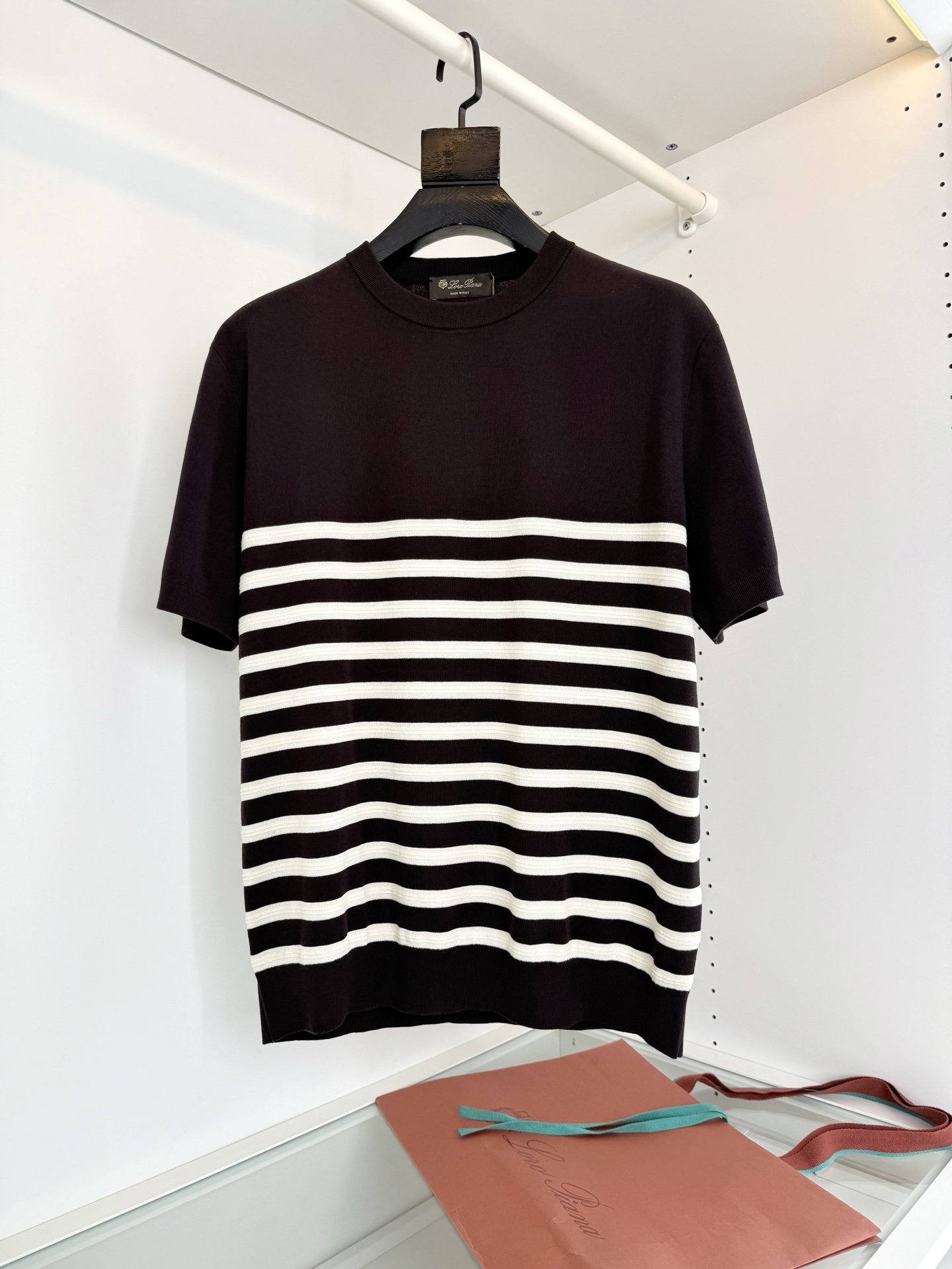 NO:864653,Lo*ro Pi*na Nuo u Pianya recommends this Italian casual striped knitted short-sleeved T-shirt to those who have extremely high quality requirements. It is produced by a first-line OEM. It is made of 120S high-count long-staple cotton with four flat needles (the higher the count, the finer the yarn, and the delicate upper body of the garment is more comfortable. This is also the reason why 48S/60S yarn has no body feel). The imported equipment weaves the whole product with a sense of luster. The upper body has an expensive texture at first glance. It reduces age. The fashionable stripe design highlights the overall sense of layering.  Italian business casual classic style. The fit-fitting chest and shoulders are tightly woven to make the whole body stiff and stylish. The lower body has a slightly loose feeling. It greatly improves the comfort. Even if you have a little belly, it can wrap up well. This is also the charm of Italian tailoring. The fabric is made of long-staple cotton blended with a little fiber to make the whole body more stiff and wear-resistant. It is not easy to wrinkle. The upper body feels skin-friendly and breathable. The upper body is as smooth as silk. It feels comfortable on the skin and has very high quality requirements. Recommended color  Maroon stripes, navy stripes, size M-3XL, try on size 172-148, L size is suitable (sweatshirts are made of good fabrics, good fit, please do not hang them in the sun when washing, good things need care to bloom their charm), women's clothing, T-shirt, tees, t-shirt, real silk,19860909Lo*ro Pi*na诺 u翩雅 对品质有极高要求的推荐这款意式休闲 条纹针织短袖T恤衫 一线代工出品 四平针120S高支长绒棉制作（支数越高纱线越细 成衣细腻上身更加舒适 这也是48S/60S纱线没有体感） 进口设备织造成品整体富有光泽感 上身一眼贵的质感 减龄 时尚的条纹设计 整体凸显层次感 意式商务休闲经典款式 合体的版型胸口肩部紧密织法 让整体挺括有型 下身处 略微的宽松感 大大提升的舒适性 就算有点肚子 也能很好的包裹感 ,这也是意式剪裁的魅力 面料采用长绒棉混纺一点纤维 让整体更具挺括性与耐磨性 不易起皱 上身感 亲肤透气 上身如真丝般的爽滑 舒适肤感,对品质有极高要求推荐 颜色 栗咖条纹 藏青条纹 码数M-3XL 试穿172-148穿L码合适（针织衫好面料 好版型 洗涤时 请勿挂晒 好东西 需要呵护才能绽放它的魅力）,女装,T-shirt,tees，t-shirt,real silk,,Women's clothing