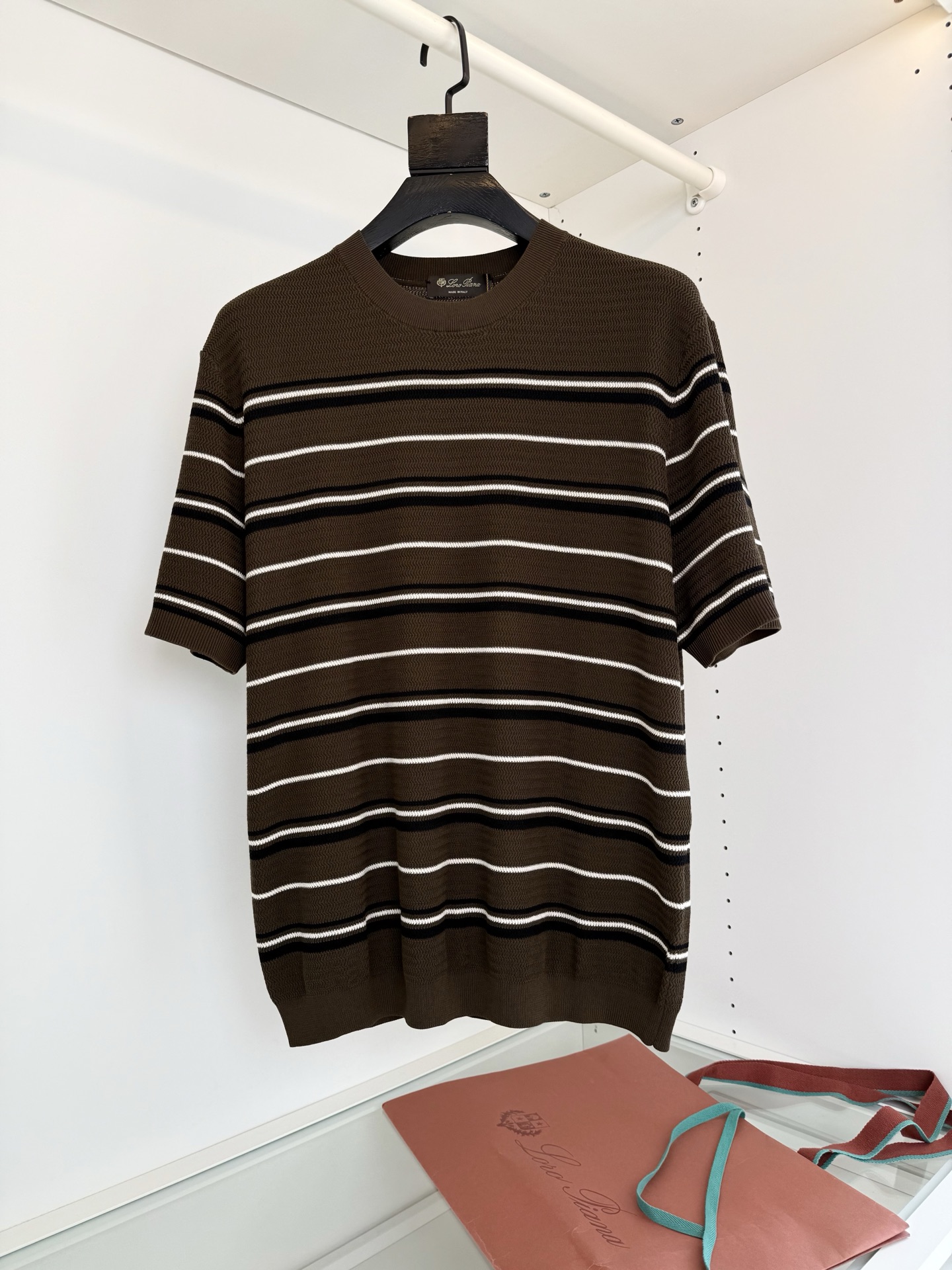 NO:864561,Lo*ro P*na Nuo u Pianya recommends this Italian casual textured wavy knitted short-sleeved T-shirt to those who have extremely high quality requirements. It is produced by a first-line OEM. It is simple and has no LOGO. It uses good fabrics, patterns and craftsmanship to present Italian lazy fashion. Classic stripe design, fashionable and age-reducing, highlighting the sense of layering. Take a closer look at the craftsmanship of the fabric. It adopts smart wave weaving method and accurately controls the proportion of stripes and texture to demonstrate high-end craftsmanship and quality.  The fitted version is tightly woven on the chest and shoulders, making the whole body stiff and stylish. The lower body has a slightly loose feeling, which greatly improves the comfort. Even if you have a little belly, it can wrap up well, which is also the charm of Italian tailoring. The fabric is made of long-staple cotton and 100 count 3-strand ultra-fine yarn. The upper body feels skin-friendly and breathable. It has an excellent sense of quality and has very high requirements for quality. Recommended. Color: Light apricot. Coffee bar. Size: M-3XL  Try on sizes 172-148, suitable for L size (knitted sweaters are made of good fabrics and have a good fit. Please do not hang them in the sun when washing. Good things need care to bloom their charm), women's clothing, T-shirts, tees, t-shirts,19860909Lo*ro Pi*na诺 u翩雅 对品质有极高要求的推荐这款意式休闲 肌理波浪纹针织短袖T恤衫 一线代工出品 简约无LOGO堆砌 以好的面料 版型 工艺 设计 来呈现意式慵懒时尚感 经典的条纹设计 时尚减龄 凸显层次感 细看面料的工艺 采用灵动的波浪纹织法 精准的把控条纹与肌理比列 彰显高阶的工艺与品质质感 合体的版型胸口肩部紧密织法 让整体挺括有型 下身处 略微的宽松感 大大提升的舒适性 就算有点肚子 也能很好的包裹感 ,这也是意式剪裁的魅力 面料采用长绒棉 100支3股超细纱线 上身感 亲肤透气 有着极好的品质感,对品质有极高要求推荐 颜色 浅杏色 咖啡条 码数M-3XL 试穿172-148穿L码合适（针织衫好面料 好版型 洗涤时 请勿挂晒 好东西 需要呵护才能绽放它的魅力）,女装,T-shirt,tees，t-shirt,,Women's clothing