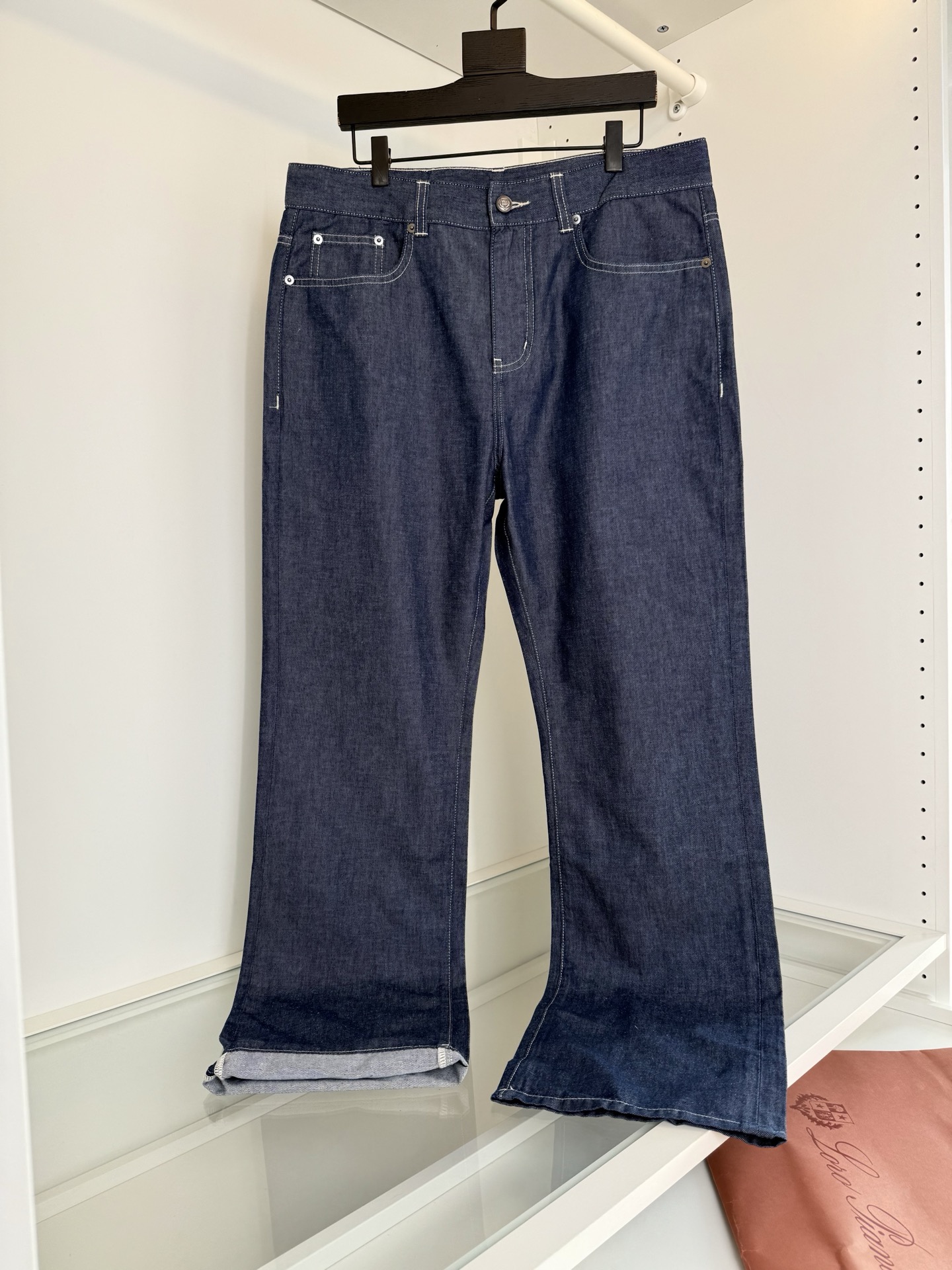 NO:884164,Lo*ro Pi*na Nuo u Pianya 2026 spring and summer Quarona men's denim trousers, classic and versatile five-pocket style, simple lines and versatile silhouette design, highlighting the timeless style. Fitted tailoring. Full hardware accessories. Leather brand embellishment. Natural and environmentally friendly washed color. Retro and fashionable. The fabric is made of high-count pure cotton. Thin and thick upper body feel in spring and summer. Skin-friendly, comfortable, breathable and has a good sense of stiffness. Color  Picture color, code number 30-38 (no 35), try on 172-148, wear 32, suitable, men's clothing,19860909Lo*ro Pi*na诺 u翩雅 2026春夏Quarona 男士牛仔长裤 经典百搭五袋款 简洁线条和百搭廓形设计,彰显隽永格调 合体的剪裁 全品相五金辅料 皮牌点缀 天然环保的水洗色 复古 时尚 面料采用高支纯棉材质入 春夏薄款厚度上身感 亲肤 舒适 透气的同时 又有很好的挺括感 颜色 图片色 码数30-38（无35）试穿172-148穿32合适,男装,,Women's clothing