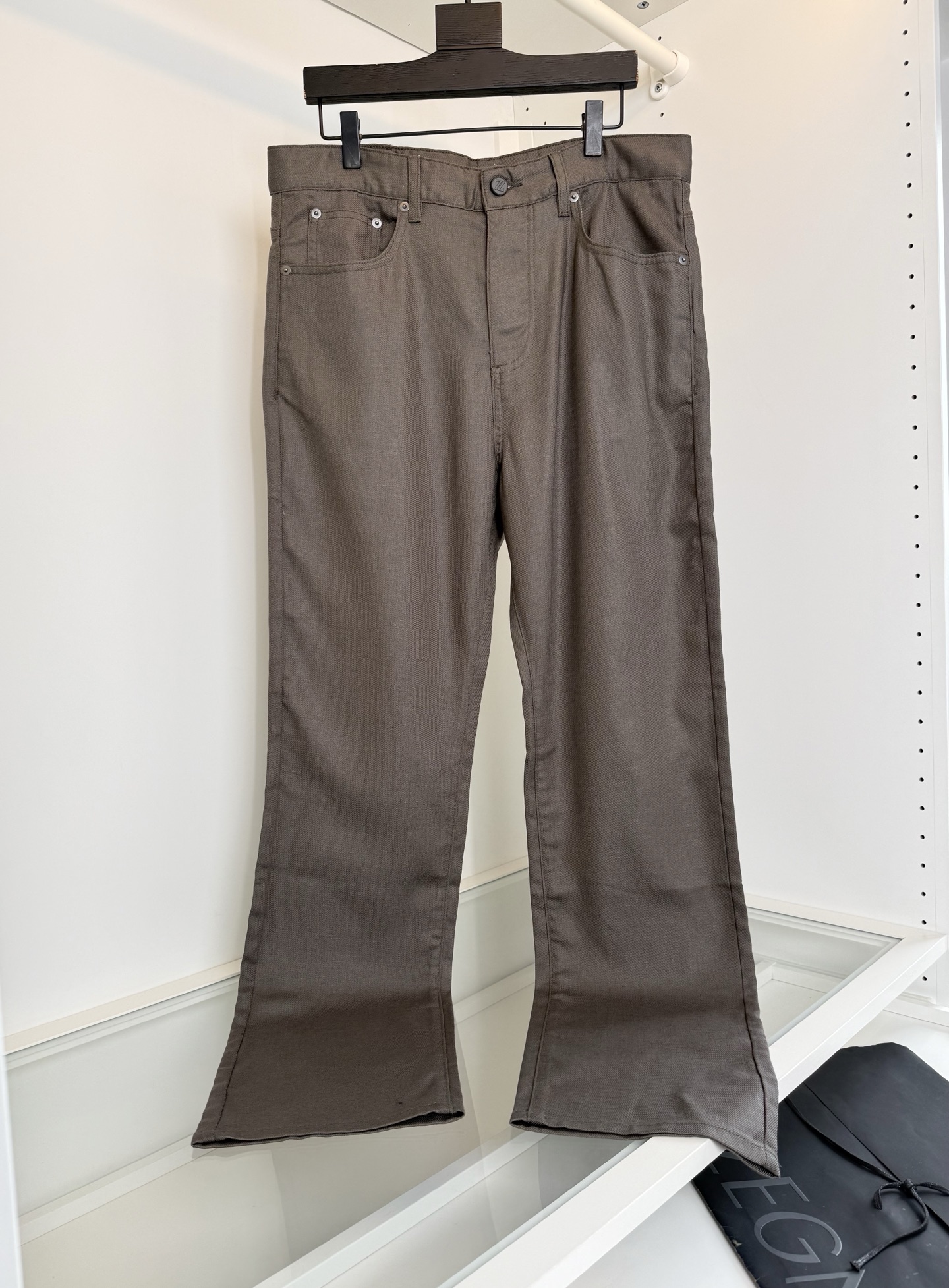 NO:884173,ZE*NA 2026 Spring and Summer is a classic every year. I like their designs and highly recommend this one. Lyocell linen men's jeans five-pocket style are a must-have for men's wardrobe. The back pockets are Z-shaped embossed and decorated with leather tags. It highlights the details and fits the version. It is not tight and has no sense of restraint at all. The fabric is made of new Lyocell linen fabrics supplied by customers. Compared with pure linen, it has good wrinkle resistance, skin-friendly and cool. The surface has a warm and shiny texture, which is very textured. Full product order. Color Black  Brown, gray green, 30-38 (35 available), try on 172-148, size 32 is suitable, men's clothing, jeans,19860909ZE*NA杰*亚2026春夏 年年经典 喜欢他家的设计这款强烈推荐 莱赛尔亚麻男士牛仔裤五袋款式男士衣橱的必备款 后口袋Z字压凸结合皮牌点缀 凸显细节合身版型 不紧身,完全没有束缚感.面料采用客供莱赛尔亚麻新面料 对比纯亚麻 有很好抗皱性 亲肤与凉爽感 表面有温润的光泽质感 很显质感 全品相订单 颜色 黑色 咖色 灰绿色 30-38（有35） 试穿172-148穿32码合适,男装,jeans,,Women's clothing