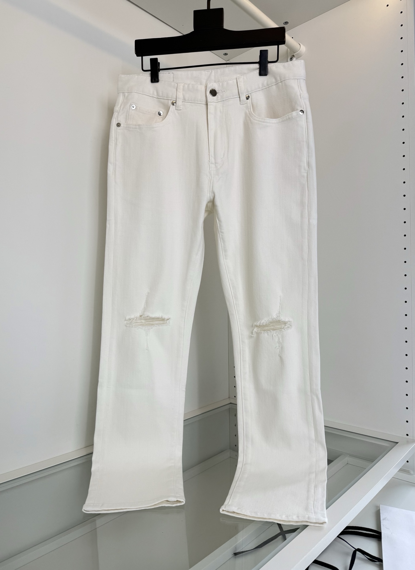 NO:884182,AMIRI 2026 Spring and Summer Spring and Summer Thickness Fashionable scratched classic five-pocket jeans Classic style every year Full hardware accessories Natural and environmentally friendly white wash Scratched embellishment Makes the upper body fashionable and slim-fitting Small straight cut The fabric is made of 98 cotton 2 spandex It has a slight elasticity The upper body is comfortable, breathable and has a good sense of stiffness Color White Sizes 30-36 have 35 (no 38)  Try on 172-148 waist, 2 feet 5, wear size 32, men's clothing, amiri, jeans,19860909AMIRI 2026春夏 春夏厚度 时尚刮烂经典五袋款牛仔裤 年年经典款式 全品相五金辅料 天然环保的白色水洗 刮烂的点缀 让上身时尚有型修身小直筒的剪裁 面料采用 98棉 2氨纶 有着微微弹力 上身舒适 透气 又有很好的挺括感 颜色 白色 尺码30-36 有35（无38） 试穿172-148腰围2尺5穿32码合适,男装,amiri,jeans,,Women's clothing