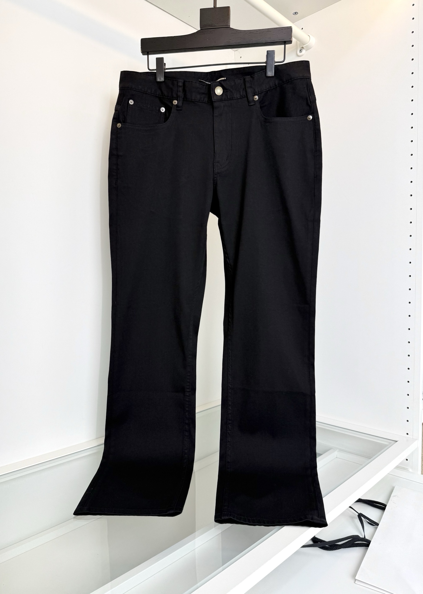 NO:884210,SAINTLA*RENT 2026 Spring and Summer Thin Classic Slim Fit Five-Pocket Jeans Annual Classic Style Full Condition Hardware Accessories Letter Buckle Small Leather Tag Embellishment on the Back Pocket Highlighted Details Slim-fitting Small Straight Cut The Upper Body is Crisp and Stylish!  The fabric is made of 100% pure cotton. It is thin and comfortable in summer and has a good stiffness. Color: Black. Sizes 30-38 and 35. Try on 172-148. Waist size 2 feet 5 wears size 32. Yves Saint Laurent - Clothing, saint laurent, saint laurent, jeans,19860909SAINTLA*RENT圣*兰 2026春夏 薄款 经典修身五袋款牛仔裤 年年经典款式 全品相五金辅料 字母扣 后口袋小皮牌点缀 凸显细节 修身小直筒的剪裁 上身挺括有型 ！面料采用 100纯棉材质 夏季薄款厚度 舒适 透气 又有很好的挺括感 颜色 黑色 尺码30-38 有35 试穿172-148腰围2尺5穿32码合适,圣罗兰-服装,saint laurent,saint laurent,jeans,,Women's clothing