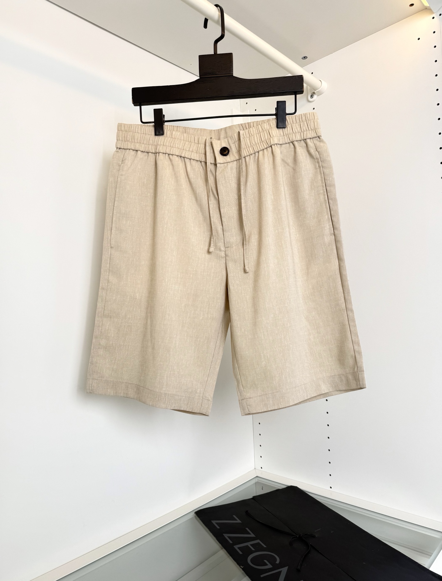 NO:884191,ZE*NA 2026 Summer Recommended by old money and new money!  Lazy and casual AII Linen linen elastic waist straight-leg three-quarter casual pants. Practical wear in spring and summer. Lightweight linen casual pants. The natural texture of the upper body has a lazy and elegant temperament. It is suitable for both business and leisure. The elastic waist is loose and has a loose volume and pockets on both sides. The back waist webbing is embellished. The hardware and accessories are all imported. The fabric is made of imported linen. After a tight weaving process, it shows the original natural feeling and texture of linen. It is pure and natural. The surface has a warm luster.  While highlighting the sense of quality, the upper body is comfortable and breathable, moisture-wicking, the softer it gets after washing, and has the charm of time travel. It can be matched with business and leisure. Highly recommended for spring and summer. Color: blue, apricot, light brown. Size: M-3XL. Try on 172-148 to wear L, suitable for men.19860909ZE*NA杰*亚2026夏季 老钱新贵推荐！ 慵懒随意 AII Linen亚麻松紧腰直筒五分休闲裤 春夏实穿 轻盈的亚麻休闲裤 天然肌理上身很有慵懒的典雅气质 商务休闲都实穿的一款 .松紧腰部宽松量感与 两侧插袋后腰部织带点缀 五金辅料全品相面料采用进口全亚麻材质 经过紧密的编织加工,呈现出麻料本来的自然感和纹理感 纯粹自然 表面有温润的光泽感 凸显品质感的同时 上身 舒适透气 吸湿排汗 越洗越柔软 越穿越有韵味的特点 商务休闲都能很好搭配一款 春夏强烈推荐 颜色 蓝色 杏色 浅咖色 码数M-3XL 试穿172-148穿L合适,男装,,Women's clothing