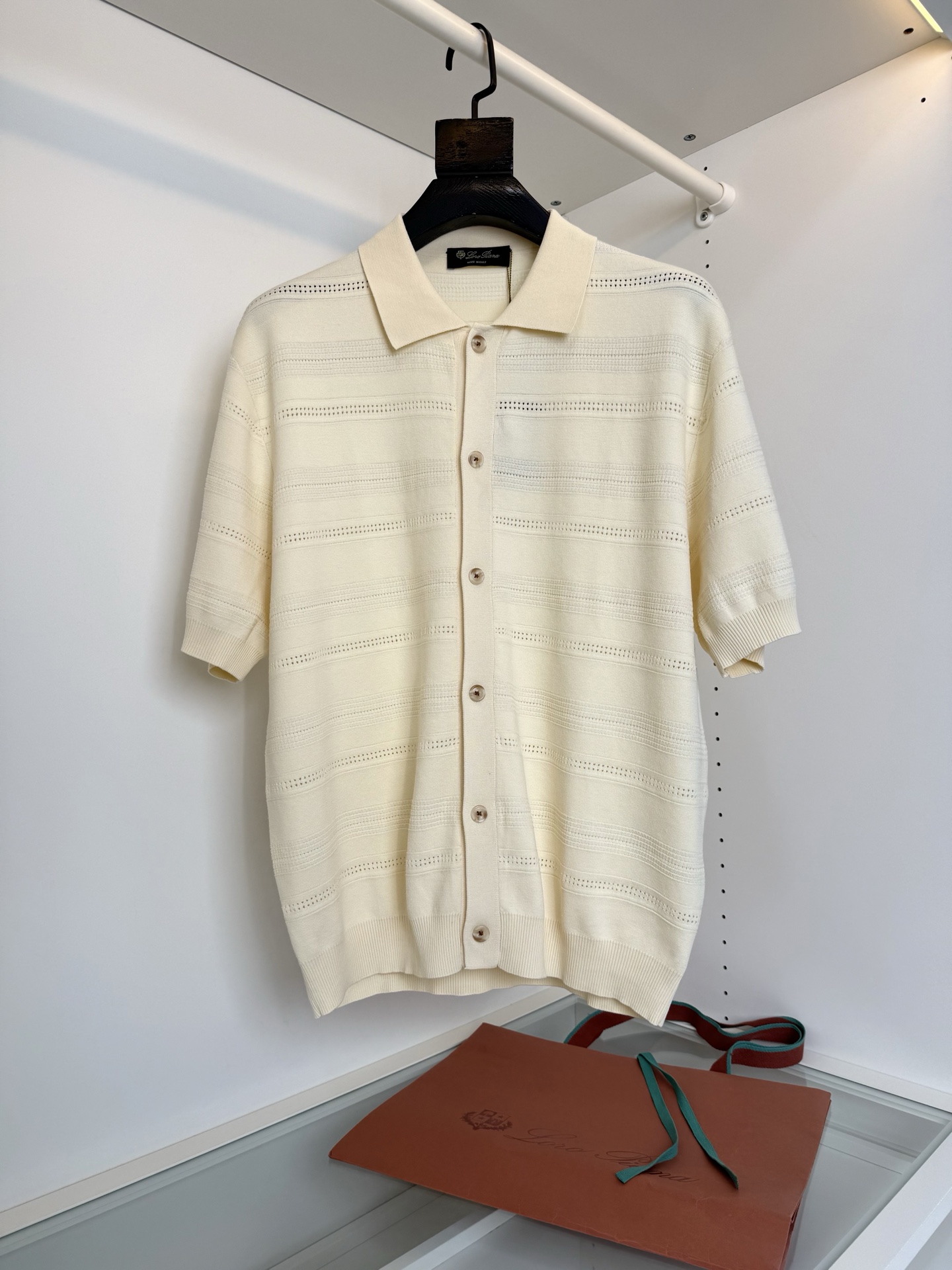 NO:898681,Lo*ro Pi*nano u Pian Ya, old money and new money, quality control recommendation, vacation series, Cuban collar knitted short-sleeved cardigan, hollow knitting technology, breathable and comfortable, giving people an expensive artistic sense at first glance, Italian style cardigan, classic lapel design with retro sophistication, hardware buttons are all made to order, the pattern fabrics are extremely sophisticated, fabric selection, 69 cotton, 31 nylon scientific blend, 2/60 mercerized singed cotton  After the mercerization process, the surface of the cotton fiber is smooth and silky to the touch. It is moist and comfortable against the skin. It has an elegant matte texture. It gives people an expensive texture at first glance. Full product photo order. Color: light beige. Grass green. Size: M-319860909Lo*ro Pi*na诺 u翩雅 老钱新贵 品质控推荐 度假系列 古巴领针织短袖开衫 镂空的针织工艺 透气舒适的同时 给人一眼贵的艺术感 意式风开衫 经典翻领设计自带复古精致感 五金纽扣全品相订单 版型面料有着极致的考究 面料甄选 69棉 31锦纶科学混纺 2/60丝光烧毛棉 丝光的工艺处理后 棉纤维表面光泽顺滑 触感如丝般细腻软糯 贴肤温润舒适 自带雅致哑光质感 给人一眼贵的质感 全品相订单 颜色 浅米色 草绿色 码数 M-3XL 试穿172-148穿L码合适,男装,T-shirt,,Women's clothing