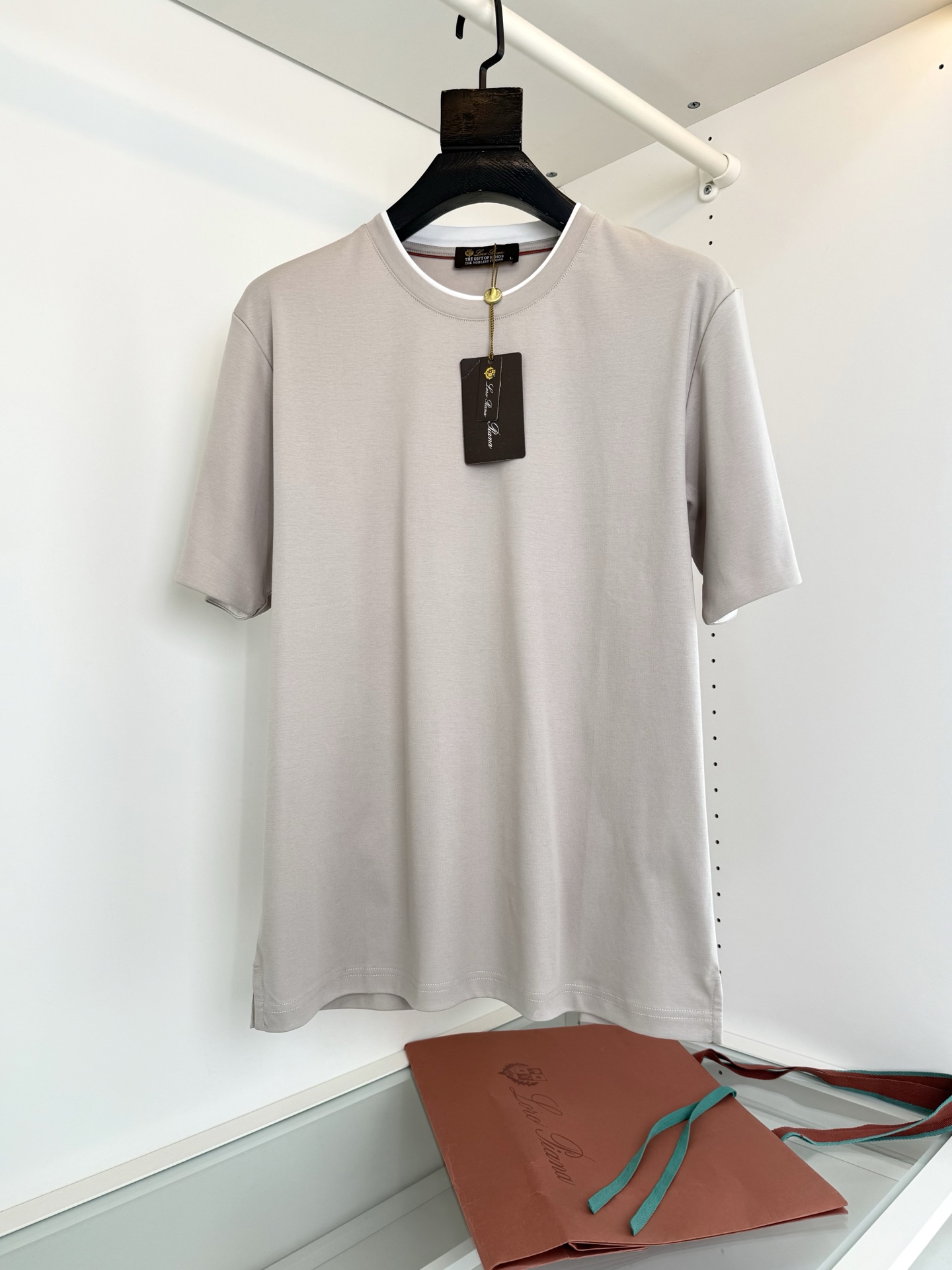 NO:898707,Lo*ro Pi*na u Pianya 2026 Summer Contrast collar classic round neck short-sleeved T-shirt. The contrast collar and cuffs are rolled up and contrasted with embellishments to make the upper body feel more layered. Fitted version. The fabric is made of high-count long-staple cotton, which is skin-friendly and breathable. At the same time, the fabric is very backbone and has a warm luster on the surface. The upper body is crisp and stylish, highlighting the texture. Full product order. Highly recommended colors: navy blue, off-white, dark gray  Light gray size M-2XL, try on 172-148, suitable for L, men's clothing, T-shirt, tees, t-shirt,19860909Lo*ro Pi*na诺 u翩雅 2026夏季 撞色领口经典款圆领短袖T恤衫 撞色领与袖口卷开撞色点缀 让上身感凸显层次感 合体的版型.面料采用高支长绒棉材质,亲肤透气同时,面料很有骨干,表面有温润的光泽感 上身挺括有型,凸显质感 全品相订单 强烈推荐颜色 藏青色 米白色 深灰色 浅灰色码数M-2XL 试穿172-148穿L合适,男装,T-shirt,tees，t-shirt,,Women's clothing