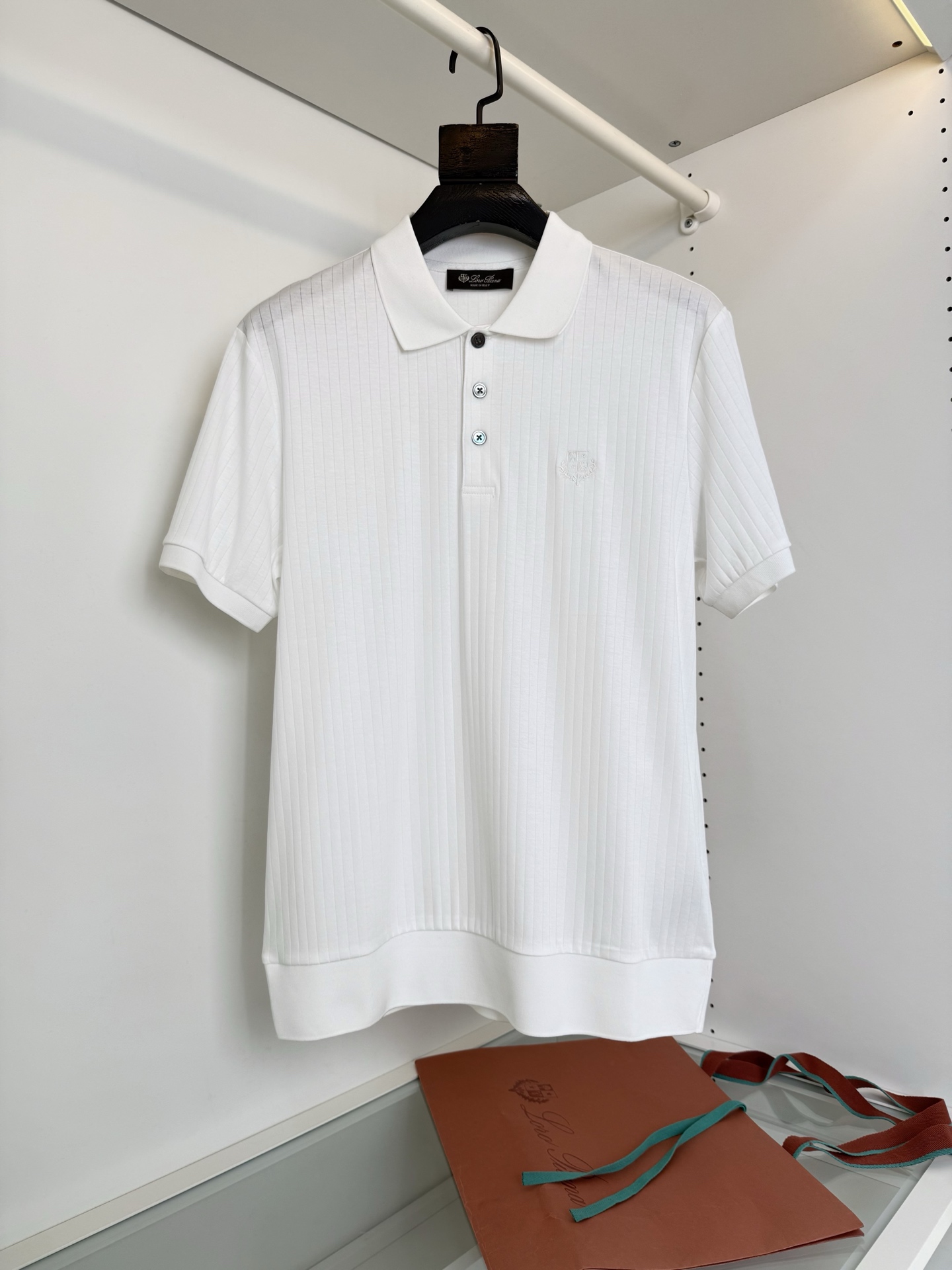 NO:898719,Lo*ro P*na Nuo Pianya 2026 summer classic three-button POLO shirt!  A classic style every year, a good match for business and commuting, embellished with LOGO, and a fitted version. The fabric is made of customer-supplied vertical grain material, which is skin-friendly and breathable. At the same time, the fabric is very backbone, and the upper body is crisp and stylish. The whole product matches the order. Highly recommended color: black white. Size: M-3XL. Try on 172-148 to wear L, suitable for men.19860909Lo*ro Pi*na诺 u翩雅 2026夏季 经典三粒扣POLO衫 ！年年经典款式 商务通勤都能很好搭配的一款 LOGO刺绣点缀 合体的版型.面料采用客供竖纹料,亲肤透气同时,面料很有骨干,上身挺括有型, 全品相订单 强烈推荐颜色 黑色 白色 码数M-3XL 试穿172-148穿L合适,男装,,Women's clothing
