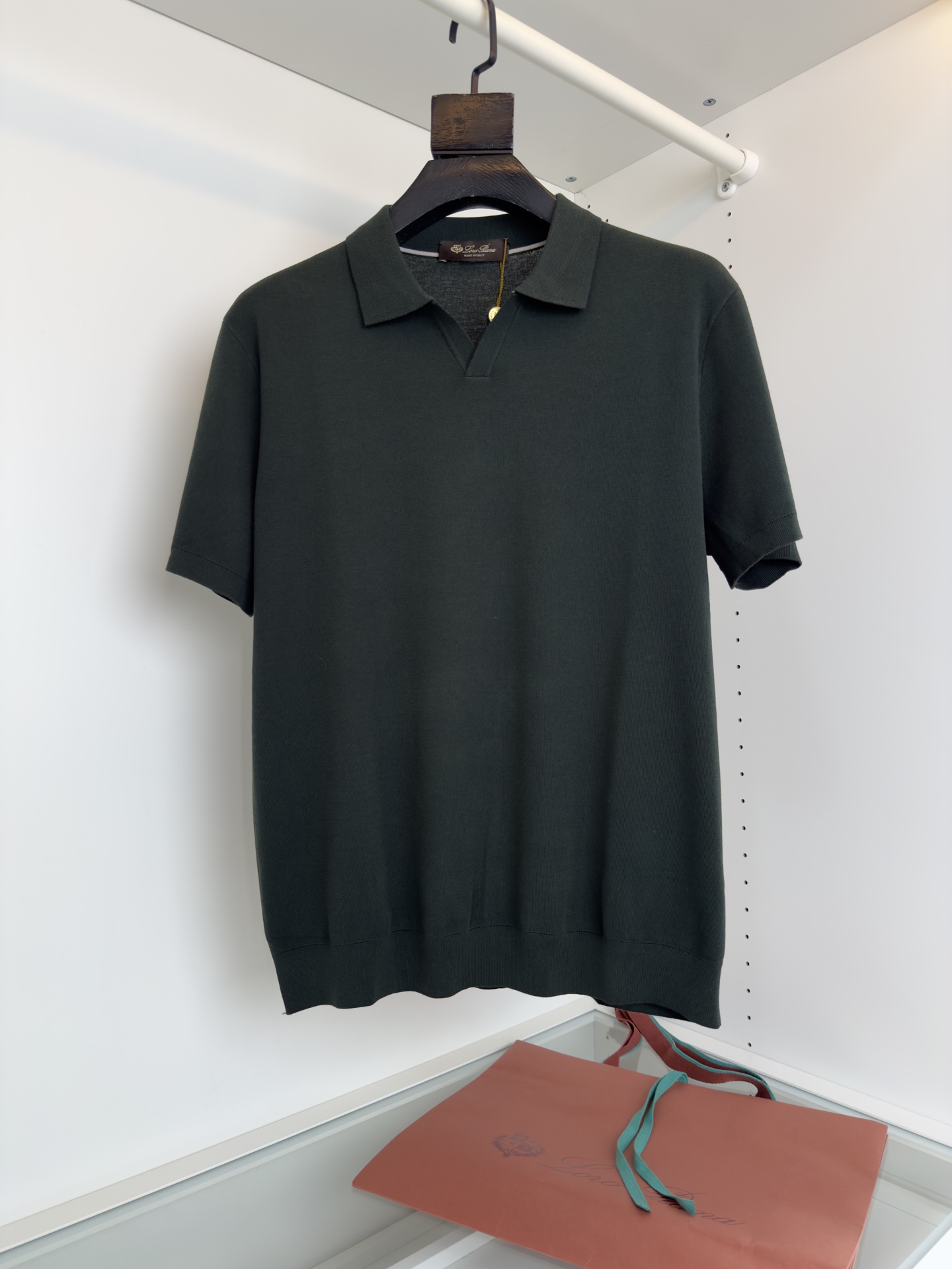 NO:898726,Lo*ro P*na Nuo Pianya 2026 spring and summer classic hot style every year!  Italian casual V-shaped lapel buttonless POLO shirt, a wardrobe must-have. It seems simple. The wide and narrow neckline tests the skill of the master. It takes many reproductions to achieve the ideal upper body effect. V-lapel. The lines of the neckline are smooth and slightly spread out. It is not as formal as a high collar and has a more Italian casual sense than a round collar. The collar shape has a modified and elongated neck proportion. It is very bright whether worn alone or as an inner layer. Italian fit tailoring. The whole body is knitted.  Make the fabric present a three-dimensional effect, create a light and smooth version, and show a soft and comfortable wearing feeling. The fabric is made of 120S ultra-fine long-staple cotton. It has gone through multiple processes to make the yarn smooth and delicate. The fabric is highly flexible and high-quality. The long pile length makes the dyeing effect more high-end. High-standard custom-spun yarn is definitely not 48S/60 ordinary yarn (the picture seems to be similar, but the wearing experience and durability are absolutely different). The process uses four-flat knitting method and the fabric surface is smooth.  Not easy to loosen. The seemingly simple design can really give people an expensive texture. Recommended by quality control!! Color: off-white, sand brown green, rubber powder, ancient city green, tea beige. Size M-3XL. Try on 172-148 to wear L size, men's clothing19860909Lo*ro Pi*na诺 u翩雅 2026春夏 年年经典爆款！ 意式休闲 V型翻领无纽扣POLO衫 衣橱必备的一款 看似简单 领口大小宽窄 考验师傅功底 多次复版才达到理想的上身效果 V翻领 领口的线条流畅 微微相外展开 不像高领那么拘谨 又比圆领多了一份意式休闲的随意感 领型有着修饰拉长颈部比例 不管单穿还是内搭 都很有亮点 意式合体剪裁 通体采用针织工艺 使面料呈现立体效果 营造出轻盈且流畅的版型 展现出柔软舒适的穿着感 面料采用120S极细长绒棉 经过多道工艺 让纱线平滑细腻 面料柔性强 品质高 绒长让染色效果更显高档质感 高规格订纺纱线 绝非48S/60普通纱线（图片看似大同小异穿着体验感 以及耐穿性 绝不相同） 工艺采用四平针织法 织面平整 不易松垮 看似简约的设计 确能给人一眼贵的质感 品质控推荐!!颜色 米白色 沙棕绿 橡皮粉 古城绿 茶米色 码数M-3XL 试穿172-148穿L码合适,男装,,Women's clothing