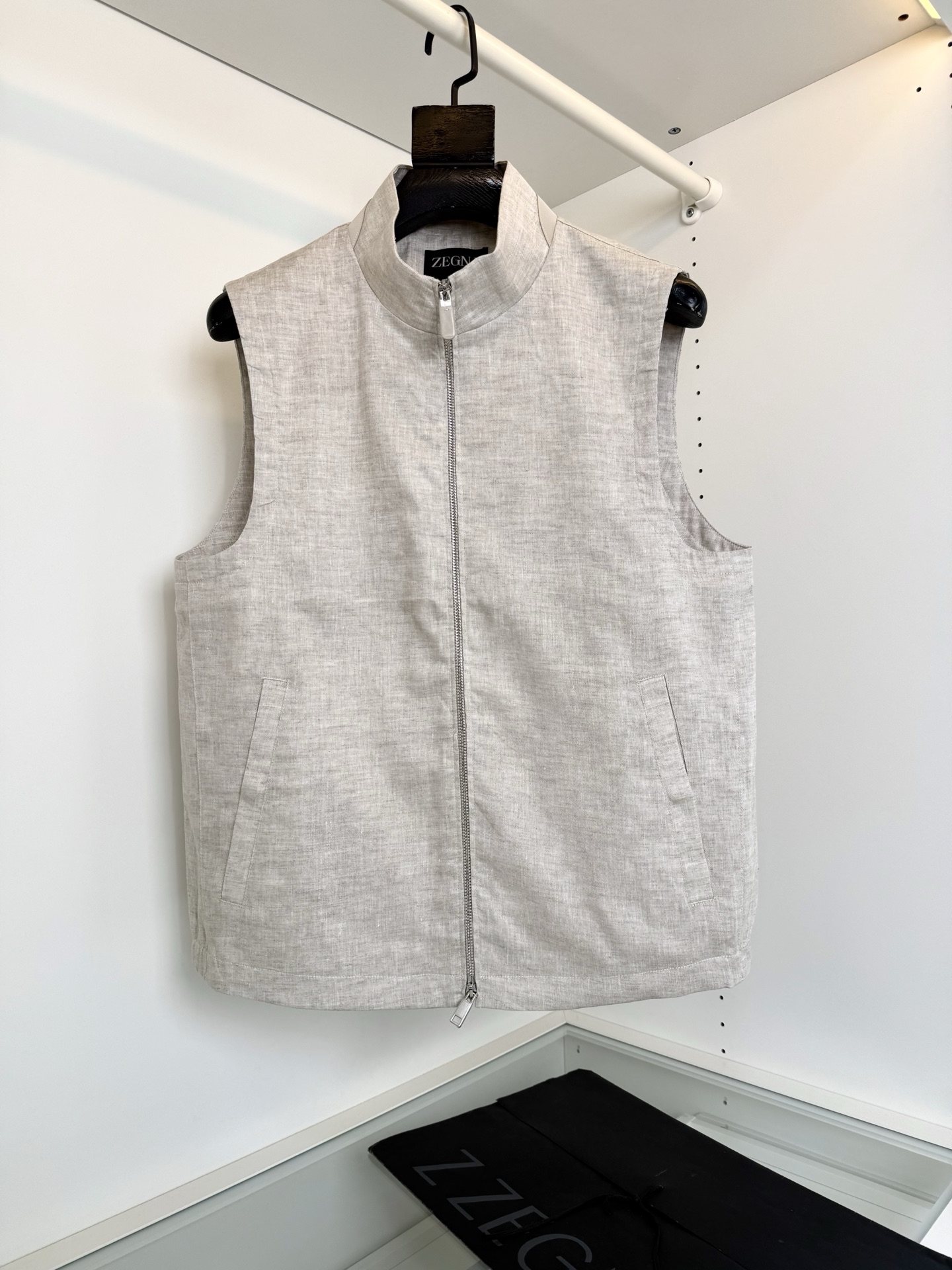 NO:947892,ZE*NA 2026 autumn and winter quality control recommended cabinets are on sale!  Full order Oasi Lino vest jacket Oasis linen series!  Imported linen, high density, more delicate feel, lined, autumn thickness, zipper open silhouette, with neat straight hem, embellished with fashionable leather details. Classic and practical, while highlighting the sense of quality, classic small stand-up collar, pockets on both sides, well-fitting tailoring, classic and versatile, can be easily matched with business or leisure. The front material is imported linen, high density, delicate feel, lined, autumn thickness, upper body, skin-friendly, comfortable, and has a good stiff feeling  Complete picture of hardware accessories Color Black Pine Green Ivory Size M-3XL Try on 172-148 L suitable for wear, men's clothing, jackets & coats,19860909ZE*NA杰*亚 2026秋冬 品质控推荐 柜在售！全品相订单 Oasi Lino 马甲外套 绿洲亚麻系列！进口亚麻 密度高手感更加细腻 有内衬 秋季的厚度 拉链开襟廓形,搭配利落的直筒下摆 ,点缀时尚皮革细节.经典实穿同时 凸显品质感经典小立领 两侧插袋 合体的剪裁 经典百搭 商务 休闲 都能轻松搭配的一款 正面 材质采用进口亚麻 密度高 手感细腻 有内衬 秋季厚度 上身 亲肤 舒适 有着很好的挺括感 五金辅料全品相 颜色 黑色 松绿色 象牙白 码数M-3XL 试穿172-148穿L合适,男装,jackets & coats,,Women's clothing
