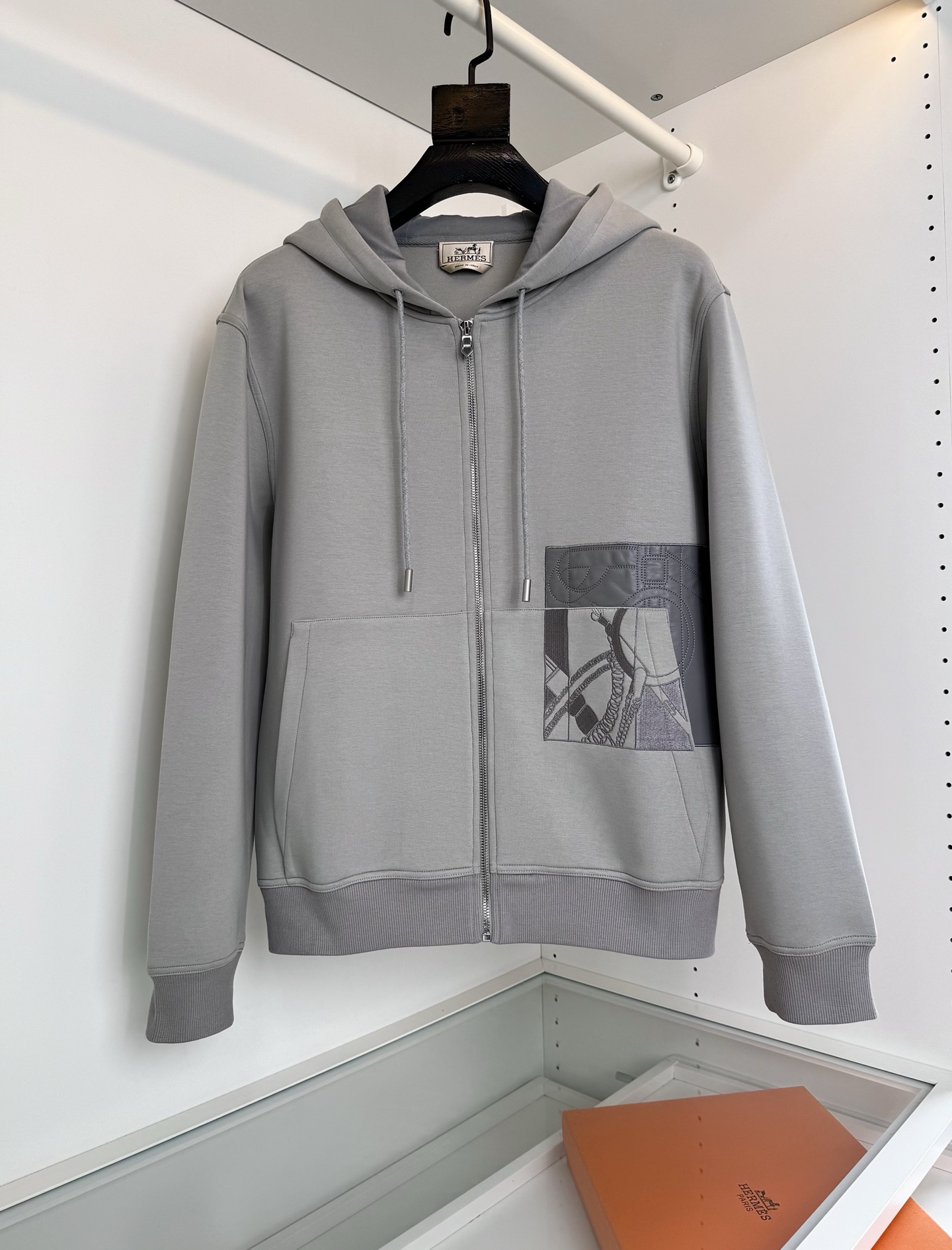 NO:947965,He*mès cabinets are on sale!  Autumn and Winter 2026 See-through version Gold horse patchwork leather embroidered hooded sweatshirt jacket I like his design and highly recommend Low-key luxury Embroidery combined with patchwork leather details to highlight the highlights of the details Full product to order Every detail of workmanship is exquisitely processed Imported Behringer embroidery on the chest Three-dimensional and detailed texture Casual hooded style Pockets on both sides The upper body is comfortable and easy to care for. The theme brings youth and fashion to the upper body, slightly wide tailoring  , Austrian Modal fiber is known as the breathable air layer fabric. Through the structural design, it adopts the inner, middle and outer three-piece fabric structure to form an air interlayer in the fabric. It has good fluffiness and Q elasticity. It forms a still air layer to achieve the warmth retention effect. It has good wrinkle resistance and is soft and comfortable. It is skin-friendly, smooth, breathable and warm. The overall body has a good backbone, and the overall upper body is tall and stylish. Full product phase order color black coffee  Gray size M-3XL, try on 172-148, suitable for L, Hermès-clothing, hermes, hoodie, sweatshirts, jackets & coats, hats,19860909爱*仕(He*mès) 柜在售！2026秋冬 透视版 金质马拼皮刺绣连帽卫衣外套 喜欢他家的设计 强烈推荐 低调奢华 刺绣结合拼皮细节处理 凸显细节上的亮点 全品相订单 做工每一处细节都处理的很精致 胸口 进口百灵达刺绣 立体而有细节质感 休闲连帽款式 两侧插袋 上身舒适 易打理的同时 上身就能体会主题带来年轻与时尚感, 微阔的剪裁 ,奥地利莫代尔纤维 被誉为会呼吸的空气层面料,通过结构设计采用里、中、外三片的织物结构,从而在织物中形成空气夹层 .蓬松性好 手感Q弹力.以形成静止空气层,从而达到保暖效果,抗皱性佳入手柔软舒适,亲 肤爽滑透气保暖面料整体又有着很好的骨干,整体上身挺拔有型 全品相订单 颜色 黑色 咖色 灰色码数M-3XL 试穿172-148穿L合适,爱马仕-服装,hermes,hoodie,sweatshirts,jackets & coats,hats,,Women's clothing