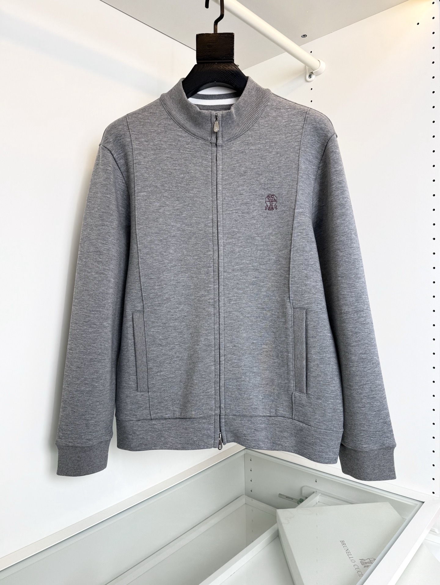 NO:947912,Bru**llo Cuci**lli 2026 autumn and winter new style recommended by old money and new money!  Travel series Geometric structure casual sweatshirt jacket Minimalist geometric line side seams can well modify the body shape Logo embellishment on the chest Webbing inside the collar highlights the details Fitted tailoring The upper body can be casually matched with a relaxed and casual feel It is a good match for leisure and entertainment Fitted tailoring Slip pockets on both sides Logo hardware zippers Seemingly simple Good fabrics and styles combined with ingenious details can always achieve classics Fabric Austrian Modal fiber  It is known as the breathable air layer fabric. Through the structural design, it adopts the inner, middle and outer three-piece fabric structure to form an air sandwich in the fabric. It has good fluffiness and Q-elasticity. It forms a still air layer to achieve a thermal insulation effect. It has good wrinkle resistance and is soft and comfortable. It is skin-friendly and smooth. The breathable and warm fabric has a good backbone as a whole, and the overall upper body is tall and stylish. Full product phase order Color Black Navy Gray Size M-3XL  Try on 172-148, suitable for L, men's clothing, hoodie, sweatshirts, jackets & coats,19860909Bru**llo Cuci**lli 2026秋冬新款 老钱新贵推荐！旅行系列 几何结构休闲卫衣外套 极简的几何线条侧缝 能很好的修饰身型 胸口标志点缀 领口内里织带内里凸显细节亮点 合体的剪裁 上身随意就能搭配松弛休闲感 休闲娱乐都很很好的搭配 合体的剪裁 两侧插袋 标志五金拉链 看似简约 好的面料与版型 结合匠心细节点缀 总能成就经典 面料奥地利莫代尔纤维 被誉为会呼吸的空气层面料,通过结构设计采用里、中、外三片的织物结构,从而在织物中形成空气夹层 .蓬松性好 手感Q弹力.以形成静止空气层,从而达到保暖效果,抗皱性佳入手柔软舒适,亲 肤爽滑透气保暖面料整体又有着很好的骨干,整体上身挺拔有型 全品相订单 颜色 黑色 藏青色 灰色 码数M-3XL 试穿172-148穿L合适,男装,hoodie,sweatshirts,jackets & coats,,Women's clothing