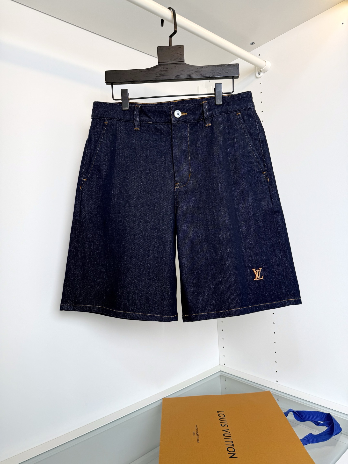 NO:947989,Lo*is Vuit*on Louis*den Summer 2026!  Men's classic primary color denim shorts are classic, versatile, and timeless, and can be flexibly adapted to various occasions. The left leg is decorated with LV VVN leather-style patches, paying tribute to Louis Vuitton's long leather goods heritage. Pearlescent buttons and formal tailoring pockets show tailoring style in the details. The taste is just right for daily wear, but not too unruly. Natural and environmentally friendly primary color wash, the most versatile color for denim. The fabric is made of custom-woven high-count denim. The thickness of spring and summer  Comfortable, breathable and at the same time has a good sense of stiffness. Full condition order color blue 30-38 no 35 try on 172-148 waist size 2 feet 5 wears size 32, Louis Vuitton-clothing, louis vuitton, louis vuitton, shorts,19860909Lo*is Vuit*on路易*登 2026夏季！经典原色男士五分牛仔短裤 经典 百搭 永不过时一款 灵活适配多元场合.左侧裤脚点缀 LV VVN 皮革风格贴饰,致意路易威登的悠远皮具传承.珠光纽扣与正装剪裁口袋,于细节中展露精裁风范. 日常穿着味道正好,又不至于太张狂不羁.天然环保的原色水洗,牛仔类最为百搭色系 面料采用 订织高支牛仔布 春夏的厚度 舒适 透气的同时 又有很好的挺括感 全品相订单 颜色 蓝色 30-38 没有35 试穿172-148腰围2尺5穿32码合适,路易威登-服装,louis vuitton,louis vuitton,shorts,,Women's clothing